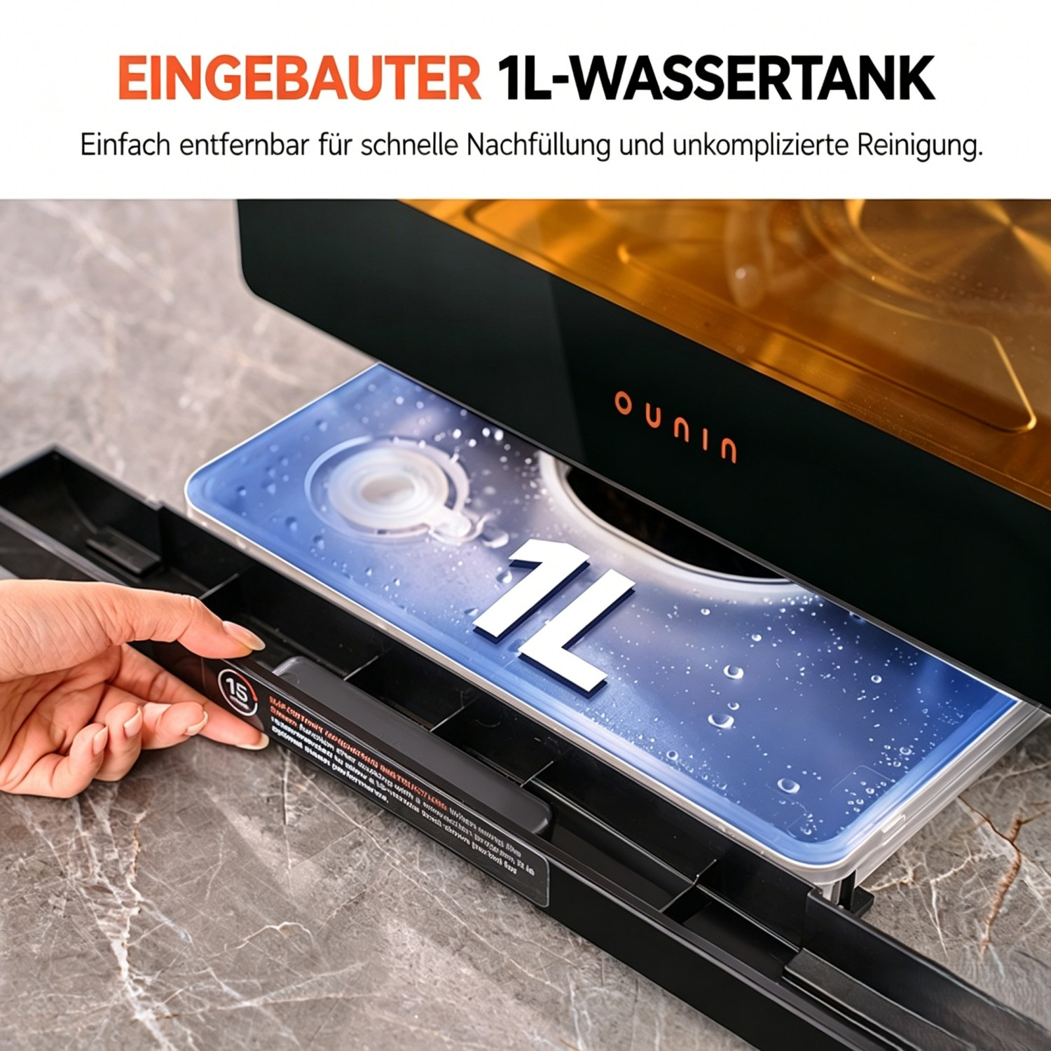 Eine Hand zieht einen 1L Wassertank aus einem Gerät. Der Tank ist blau.
