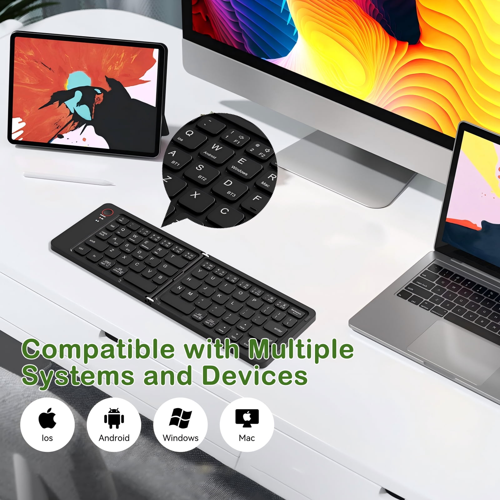 Faltbare Tastatur auf einem Schreibtisch mit Tablet, Computer und Laptop. Symbole zeigen Kompatibilität.