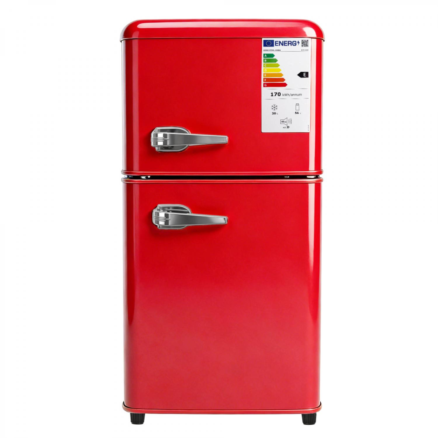 Rückseite eines roten Kühlschranks mit Energieetikett und Chromgriffen.
