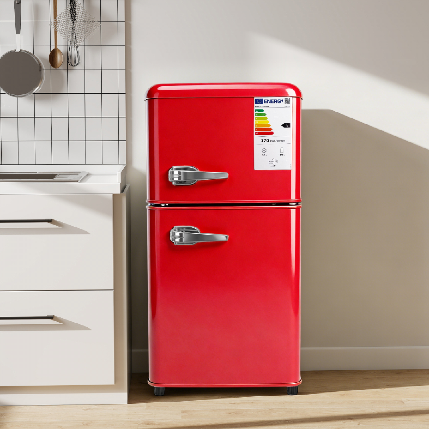 Ein roter Retro-Kühlschrank steht neben weißen Küchenschränken.