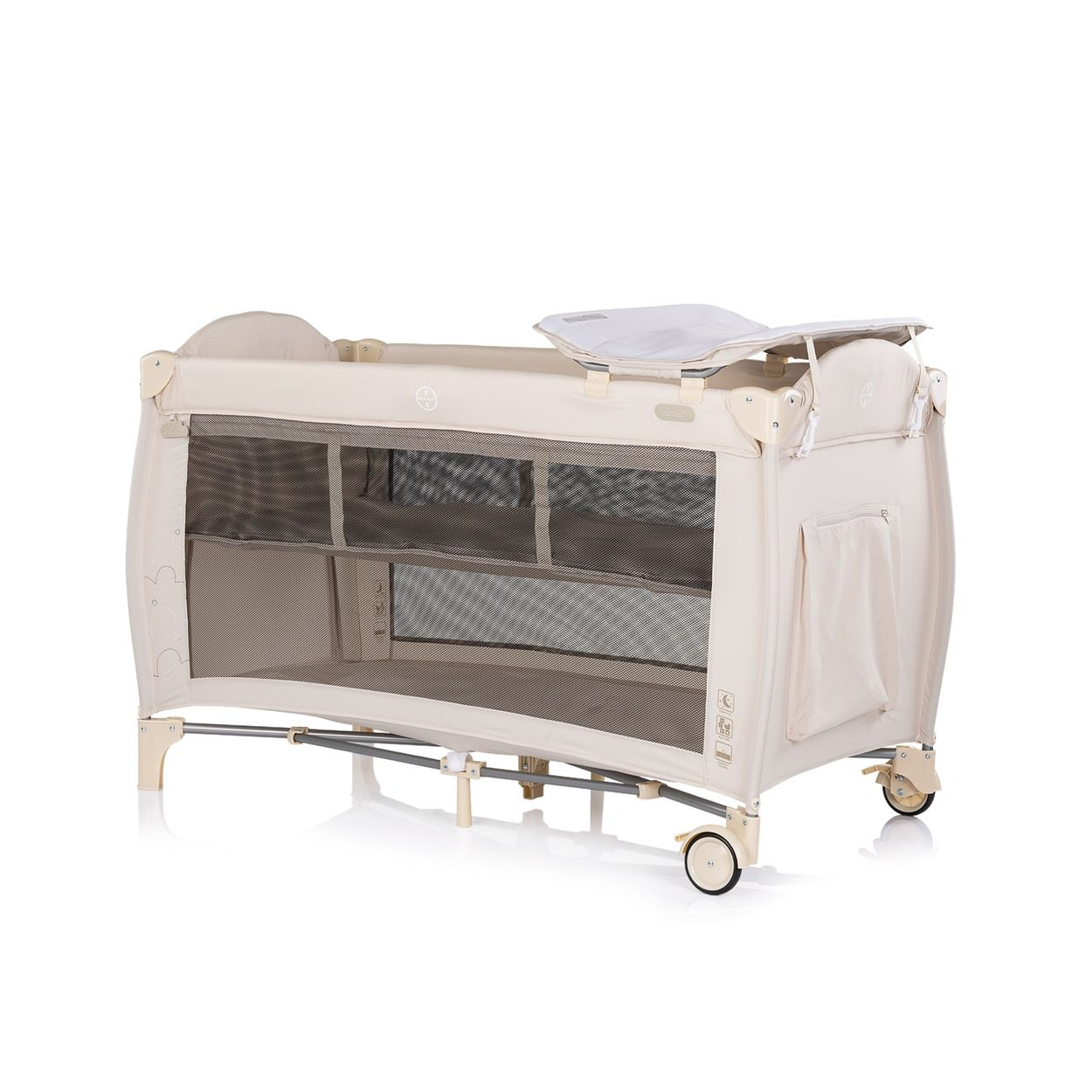 Ein beiger Reisekinderwagen mit Netzseiten, einer Wickelauflage oben und Rädern.