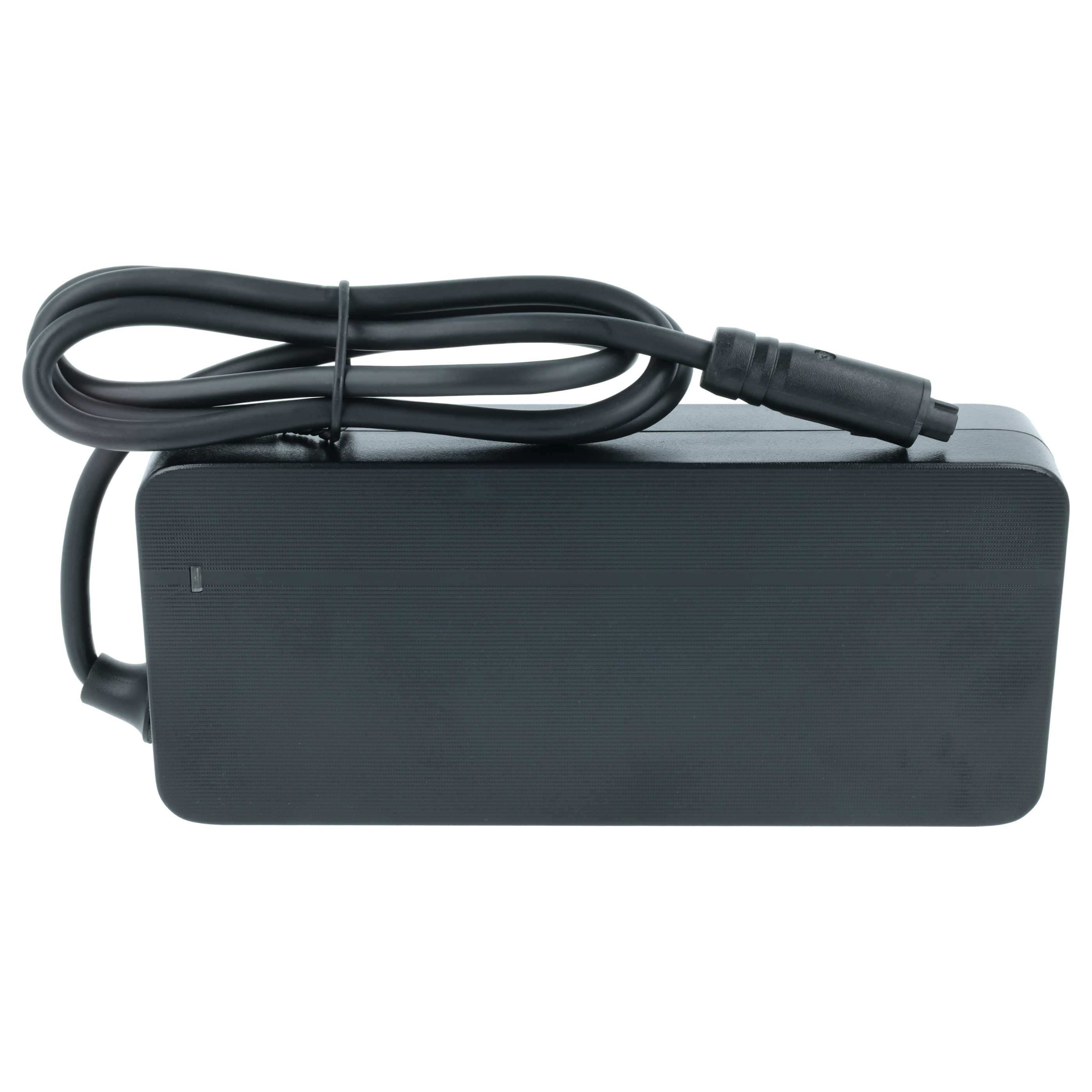 Schwarzes Netzteil mit gewickeltem Kabel und Stecker auf weißem Hintergrund.