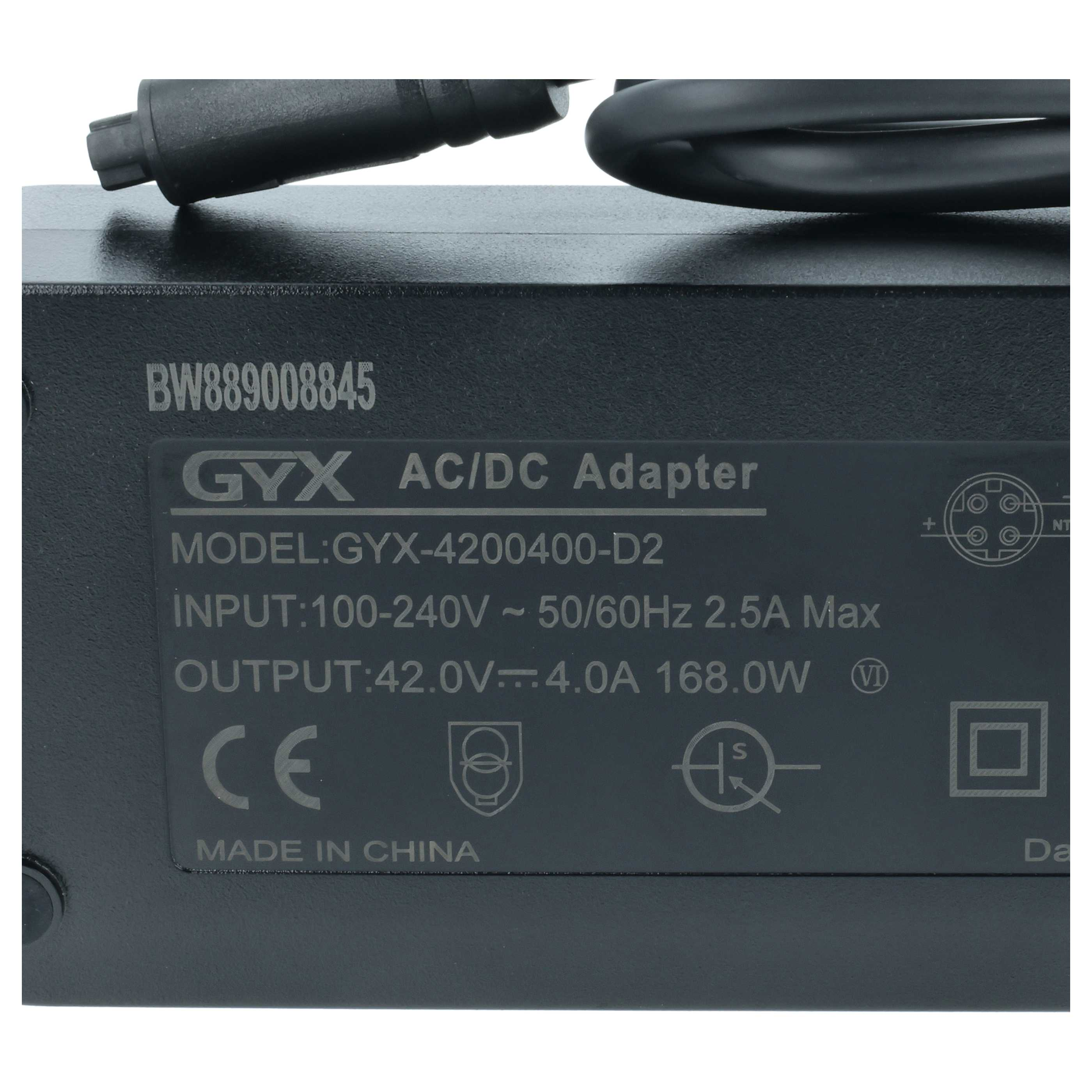 Schwarzer GYX AC/DC Adapter mit Modell-, Eingangs- und Ausgangsspezifikationen.