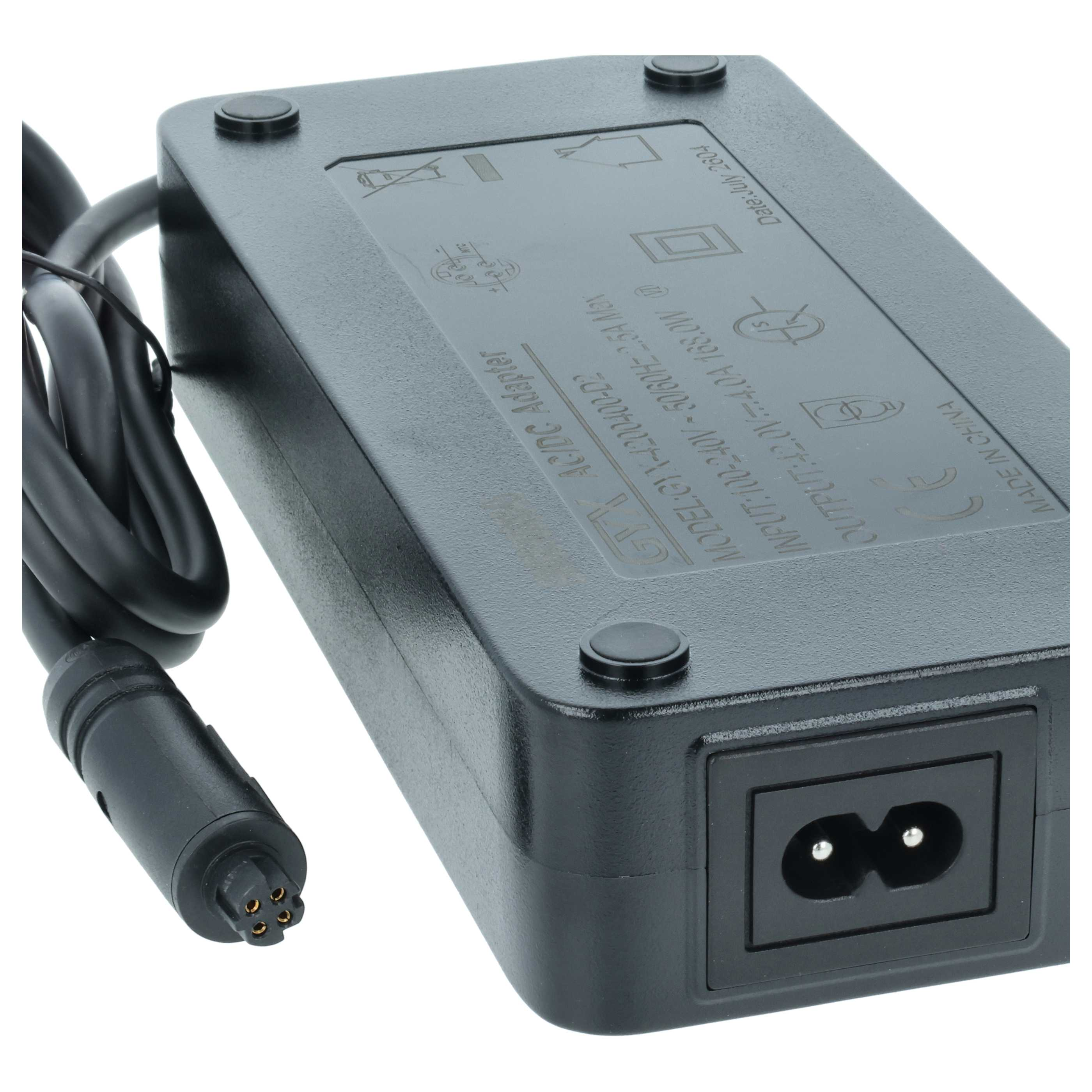 Schwarzes AC/DC-Netzteil mit Kabel und Stecker. Beschriftet mit Modell und Spezifikationen.