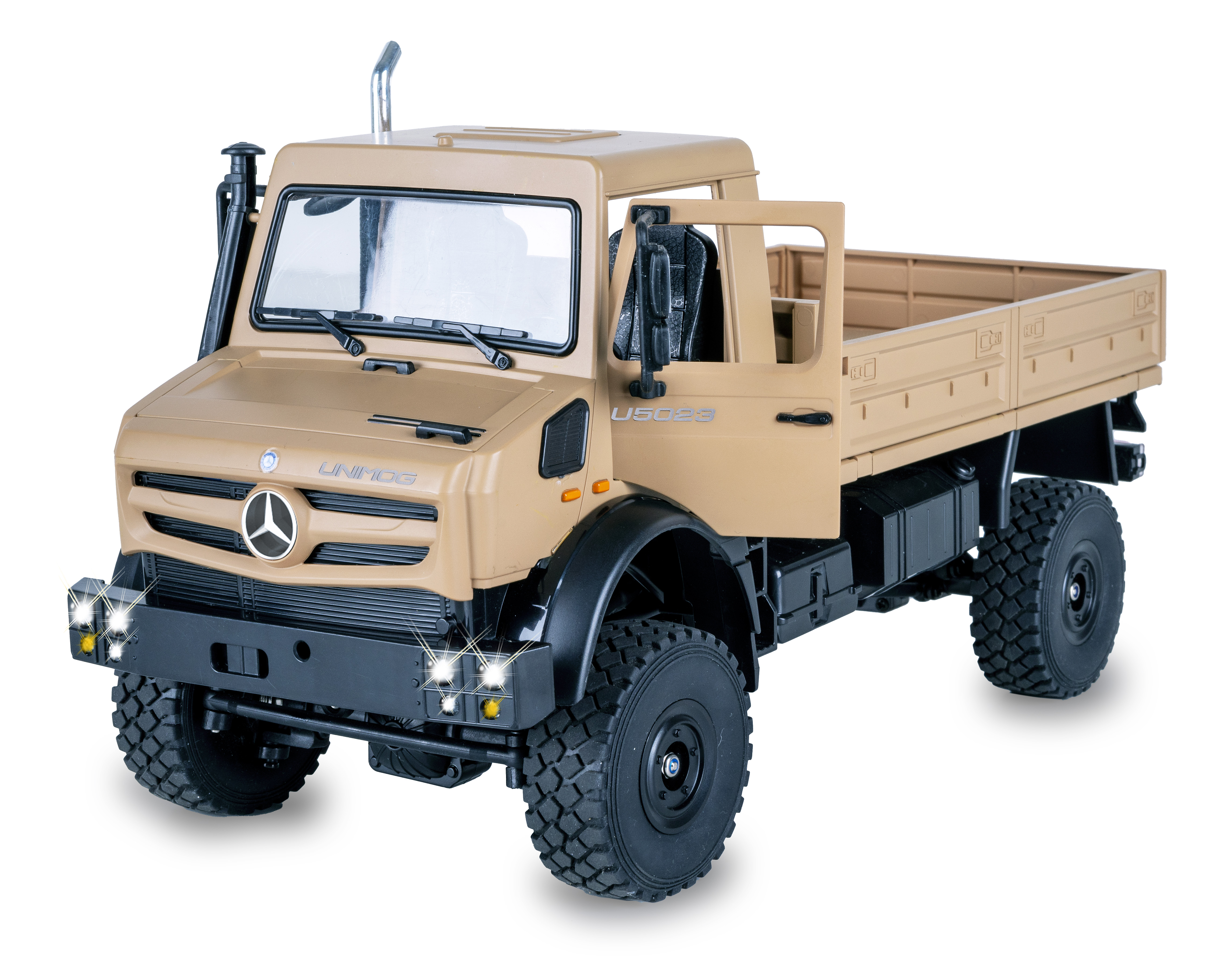 Ein beigefarbener Unimog mit offener Tür und Ladefläche. Große Reifen.