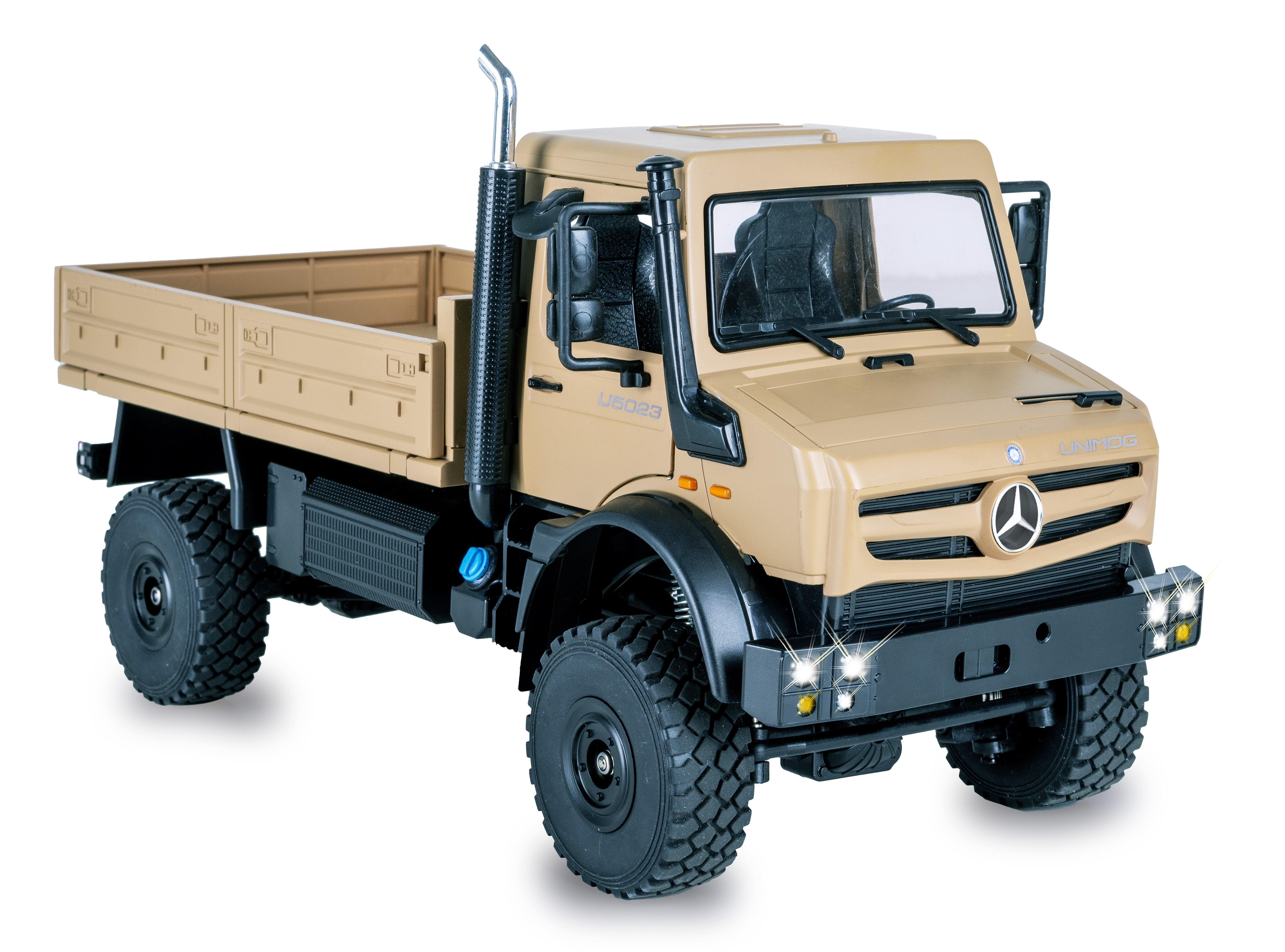 Ein sandfarbener Unimog-LKW mit großen Reifen und einem flachen Bett.