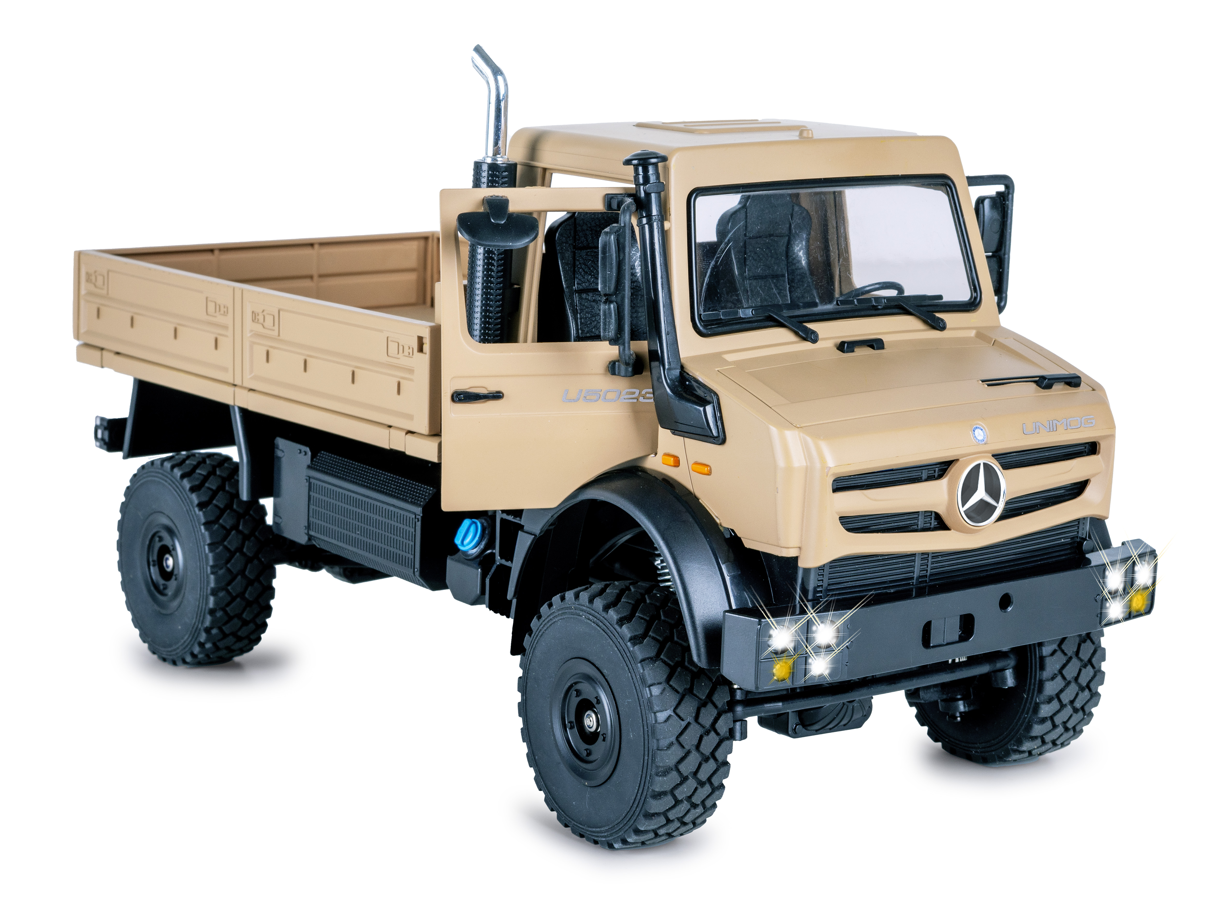 Ein sandfarbenes Unimog-Spielzeugauto mit offener Fahrertür, detaillierten Reifen und Scheinwerfern.