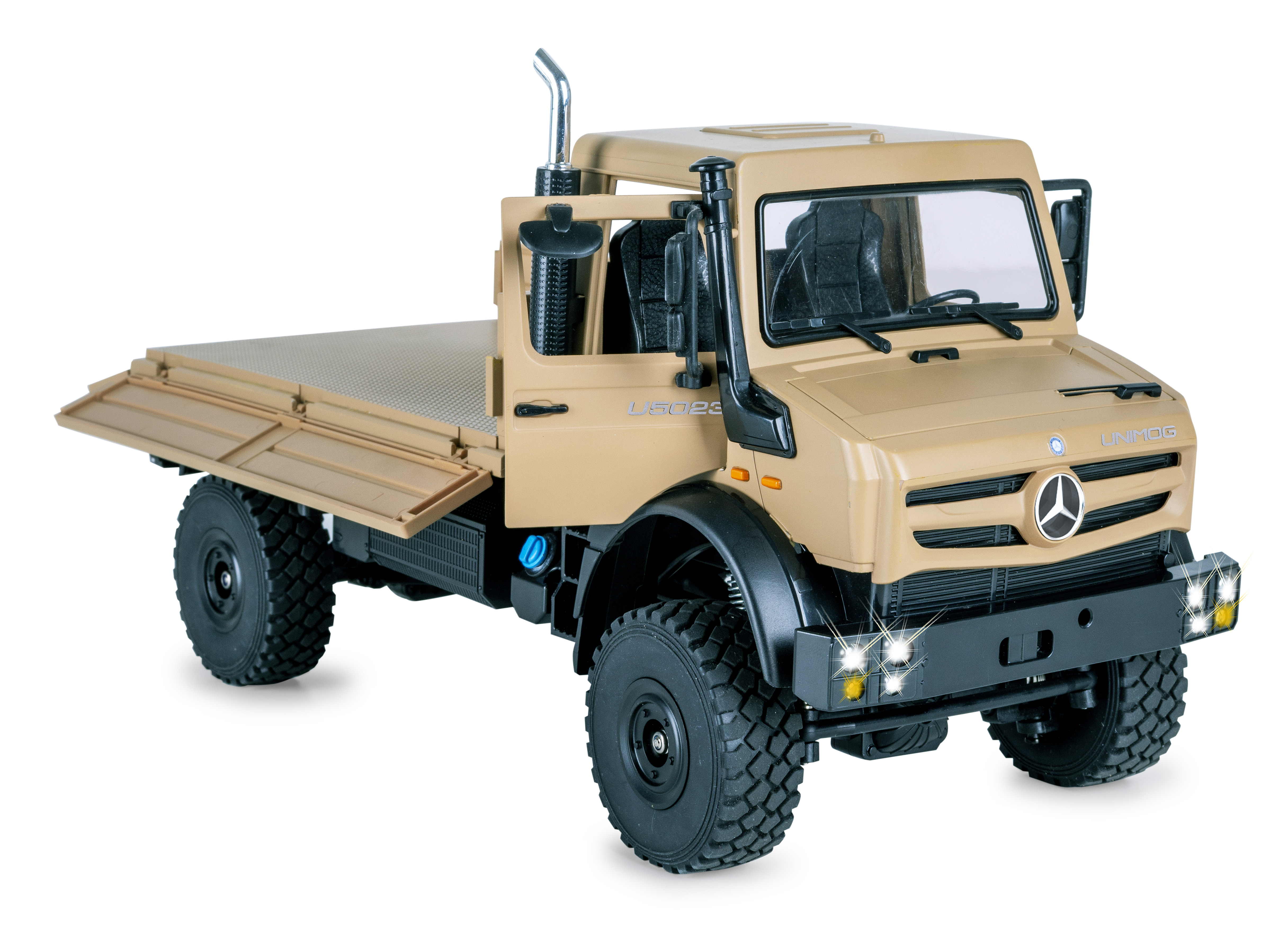 Ein beigefarbener Unimog mit flacher Ladefläche, schwarzen Reifen und Rädern.