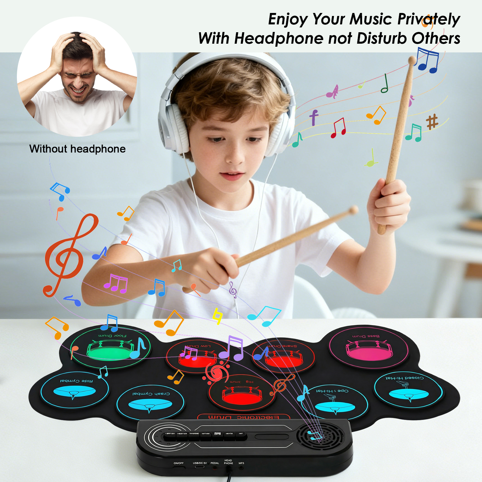 Junge mit Kopfhörern spielt elektronisches Drum-Pad mit Sticks, bunte Noten schweben herum.