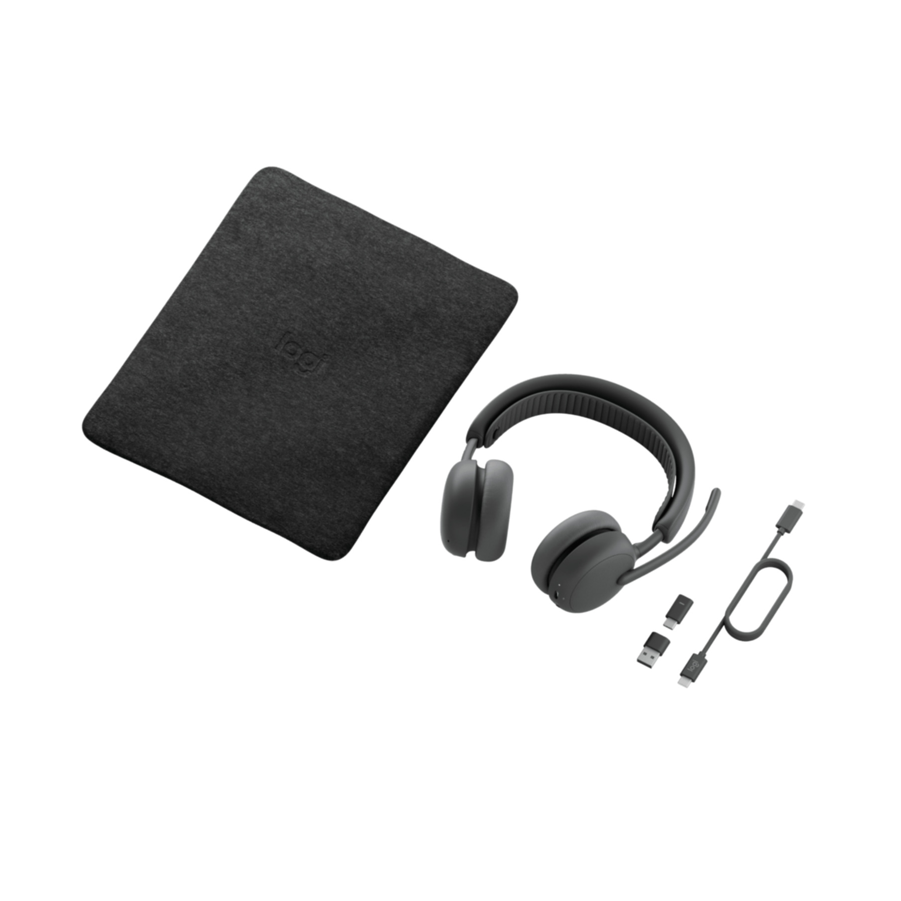 Graue Kopfhörer mit Mikrofon, Ladekabel und Etui auf weißem Hintergrund.