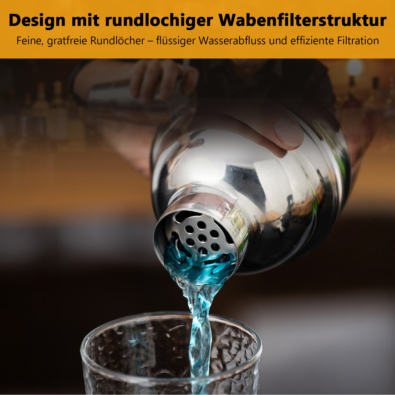 Ein Cocktailshaker gießt eine blaue Flüssigkeit in ein Glas.
