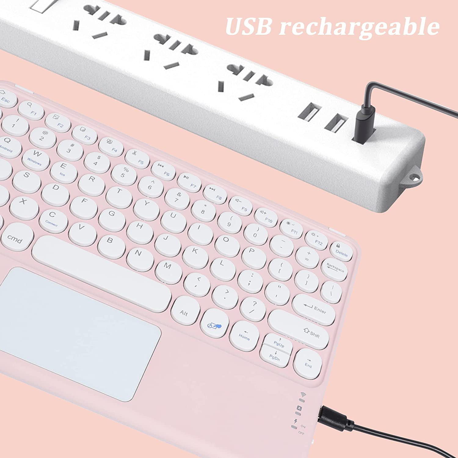 Rosa USB-wiederaufladbare Tastatur mit Trackpad, verbunden mit einer weißen Steckdosenleiste.