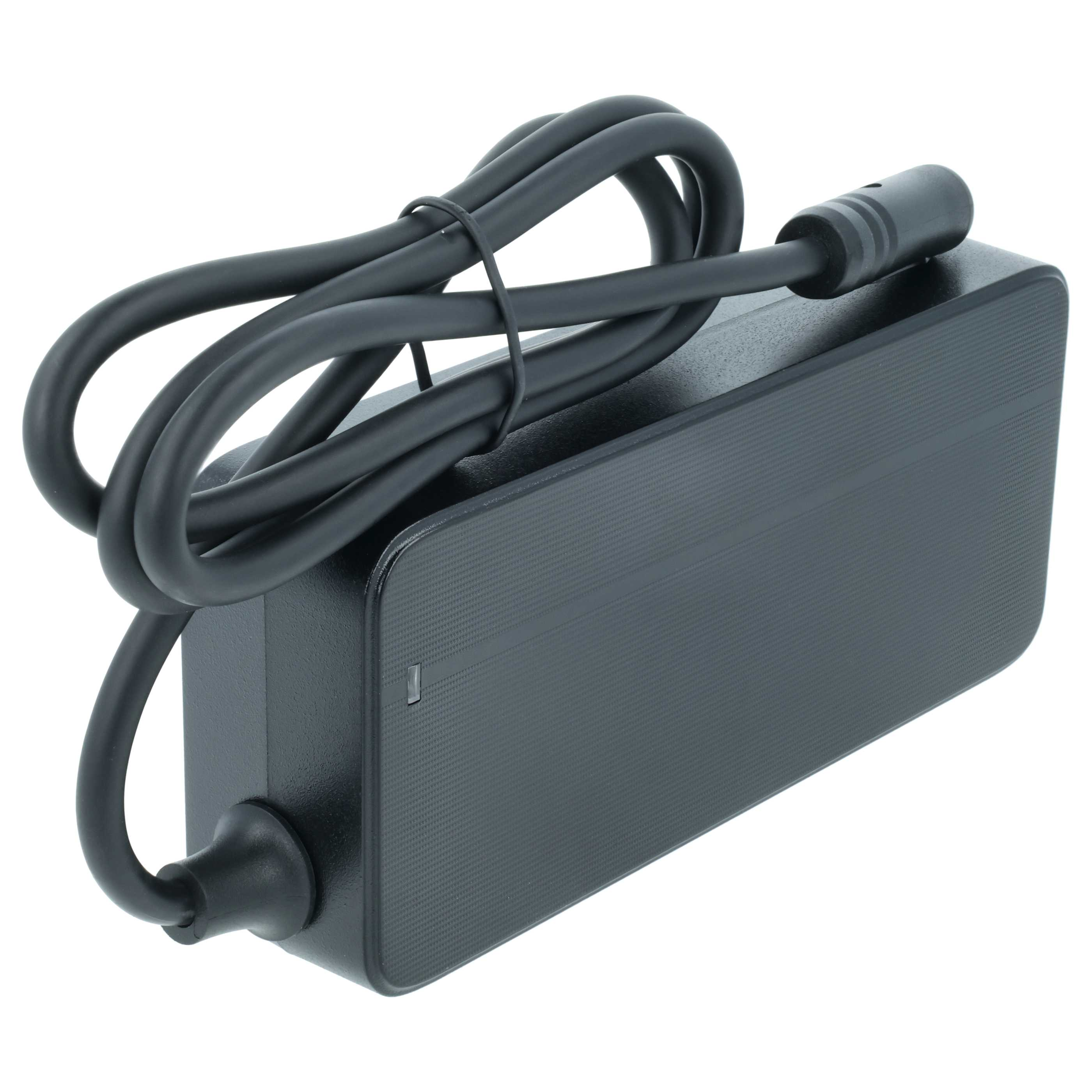 Schwarzes Netzteil mit schwarzem Kabel und Stecker auf weißem Hintergrund.