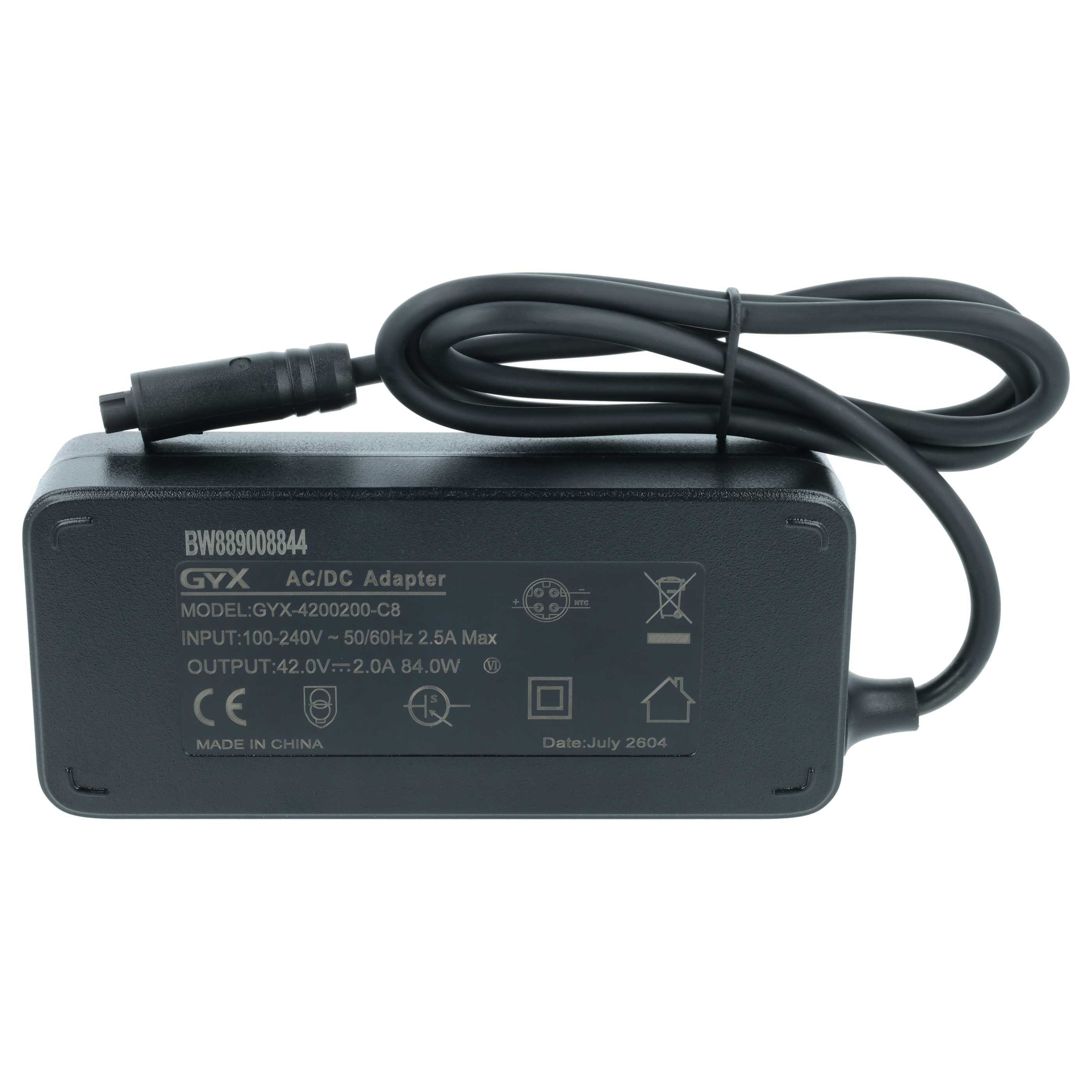 Ein schwarzes AC/DC-Adaptergerät mit Kabel und Beschriftung.