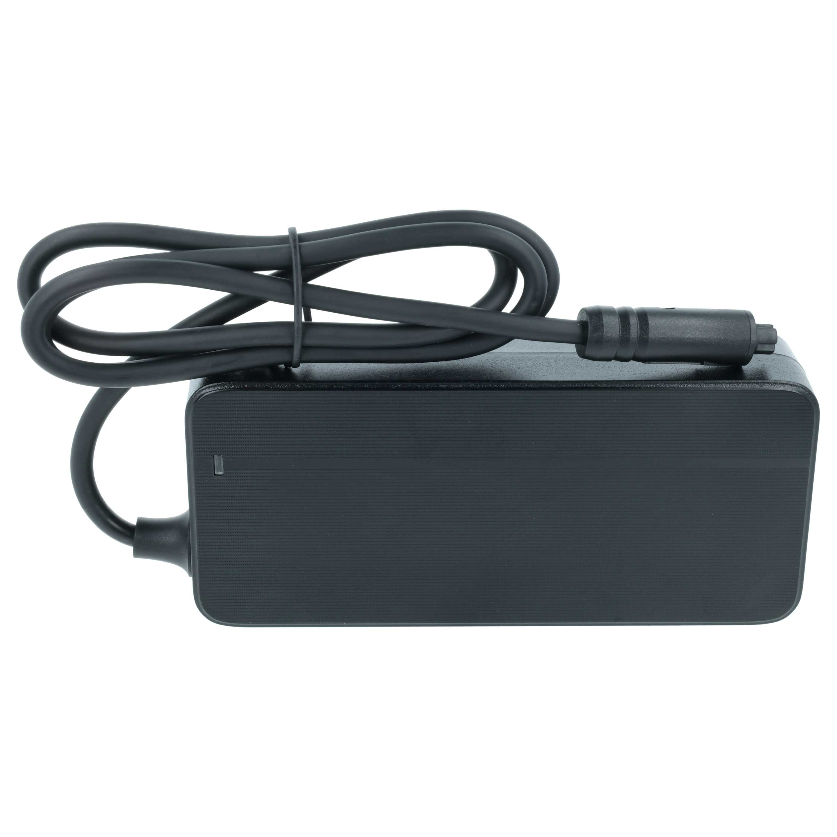 Schwarzes Netzteil mit Kabel und Stecker, auf weißem Hintergrund.