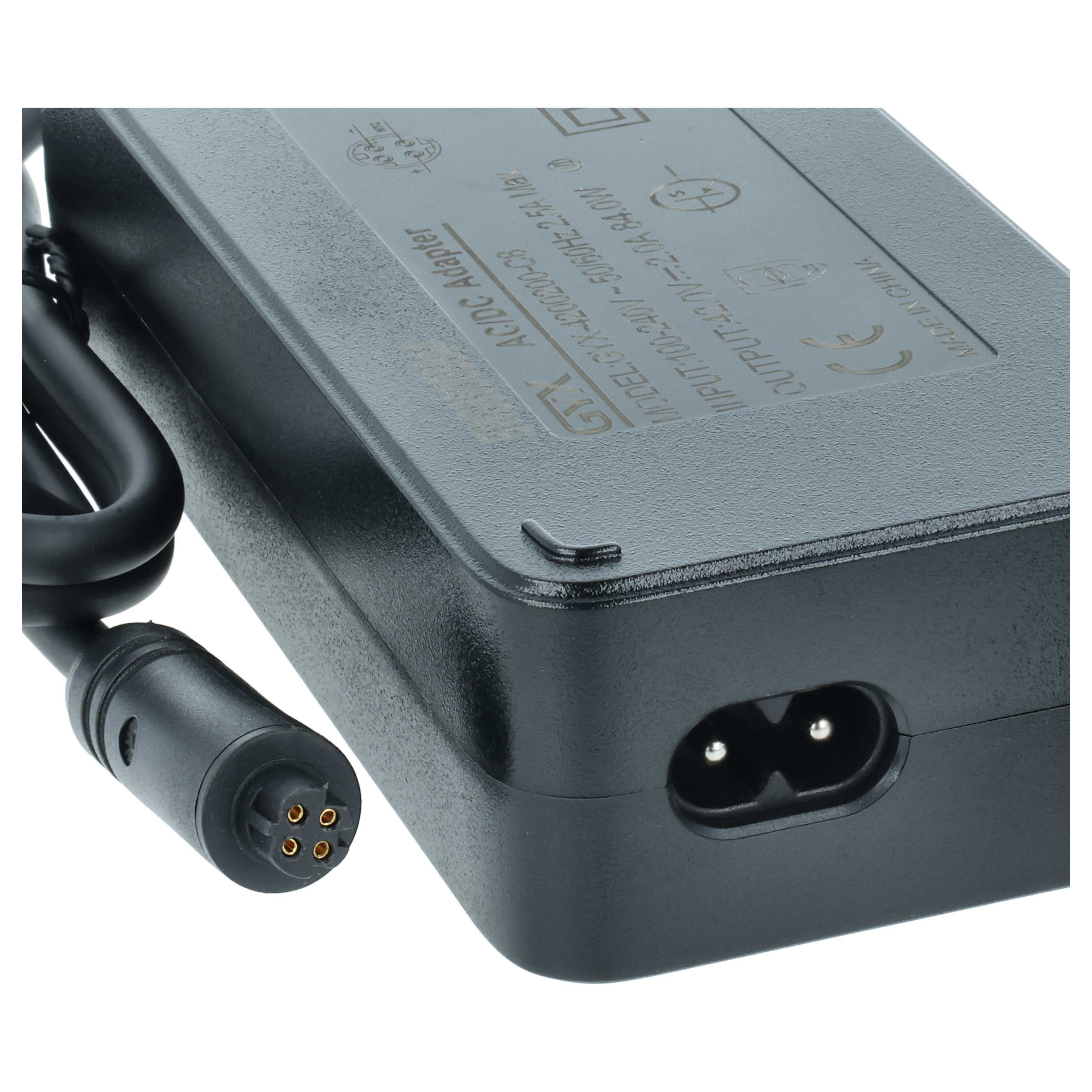 Ein schwarzes AC/DC-Netzteil mit Kabel und Stecker. Beschriftung auf dem Gehäuse.