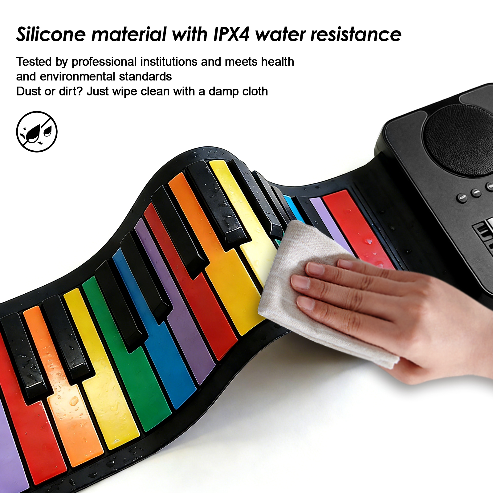 Eine Hand wischt über ein buntes Rollklavier mit Wasserflecken.
