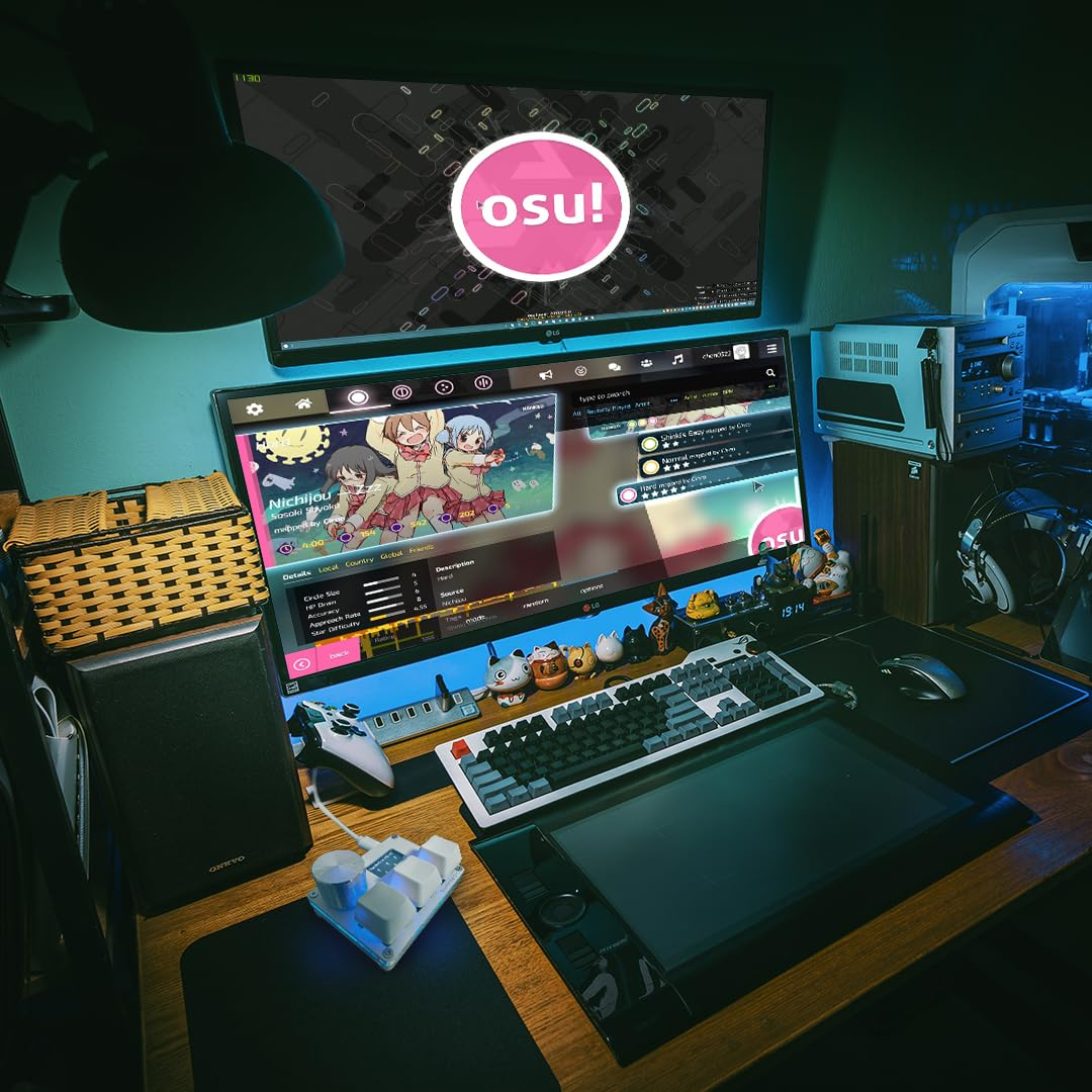 Ein Gaming-Schreibtisch mit zwei Monitoren, Tastatur, Maus und Anime-Figuren.