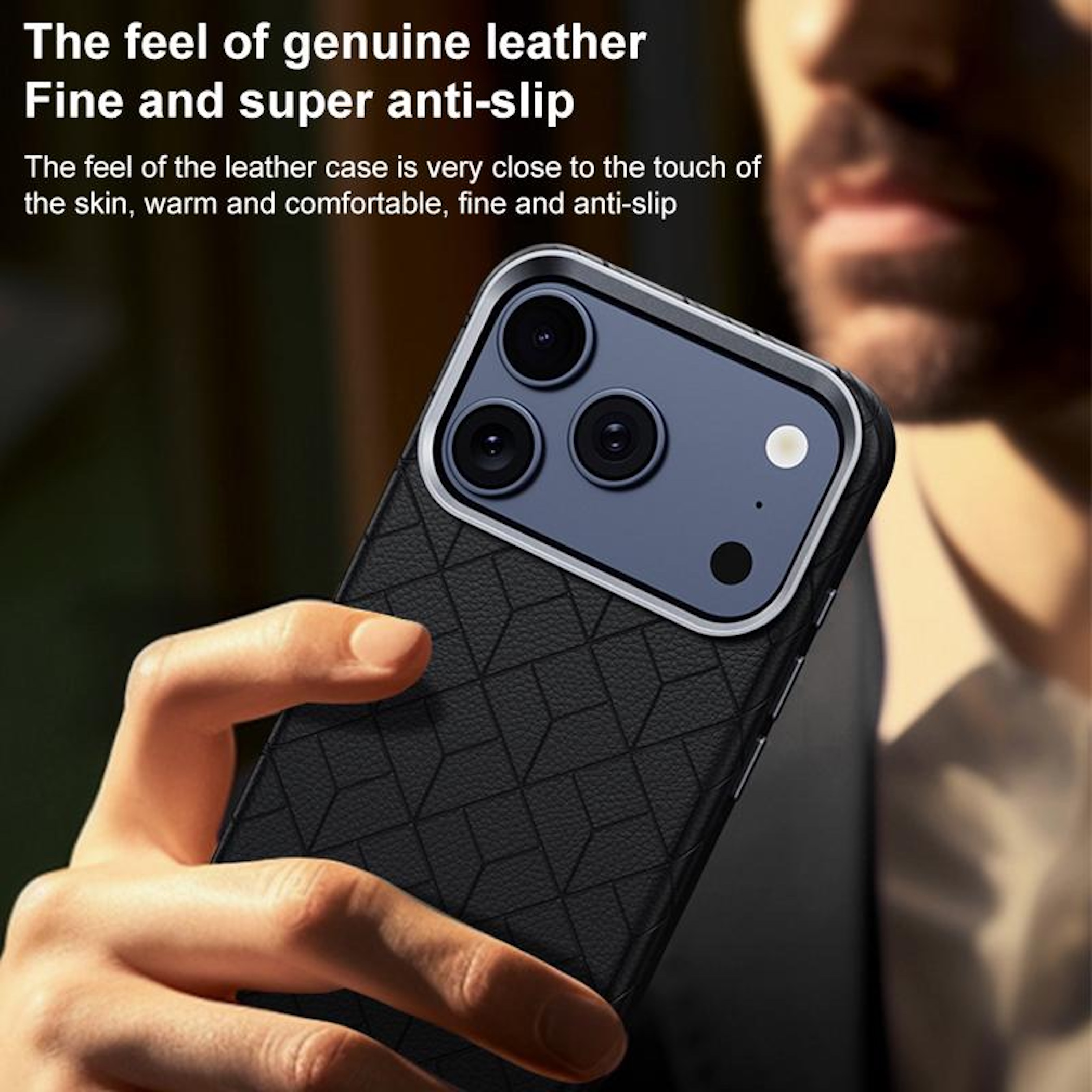 Eine Hand hält ein schwarzes Leder-iPhone-Case mit drei Kameras.