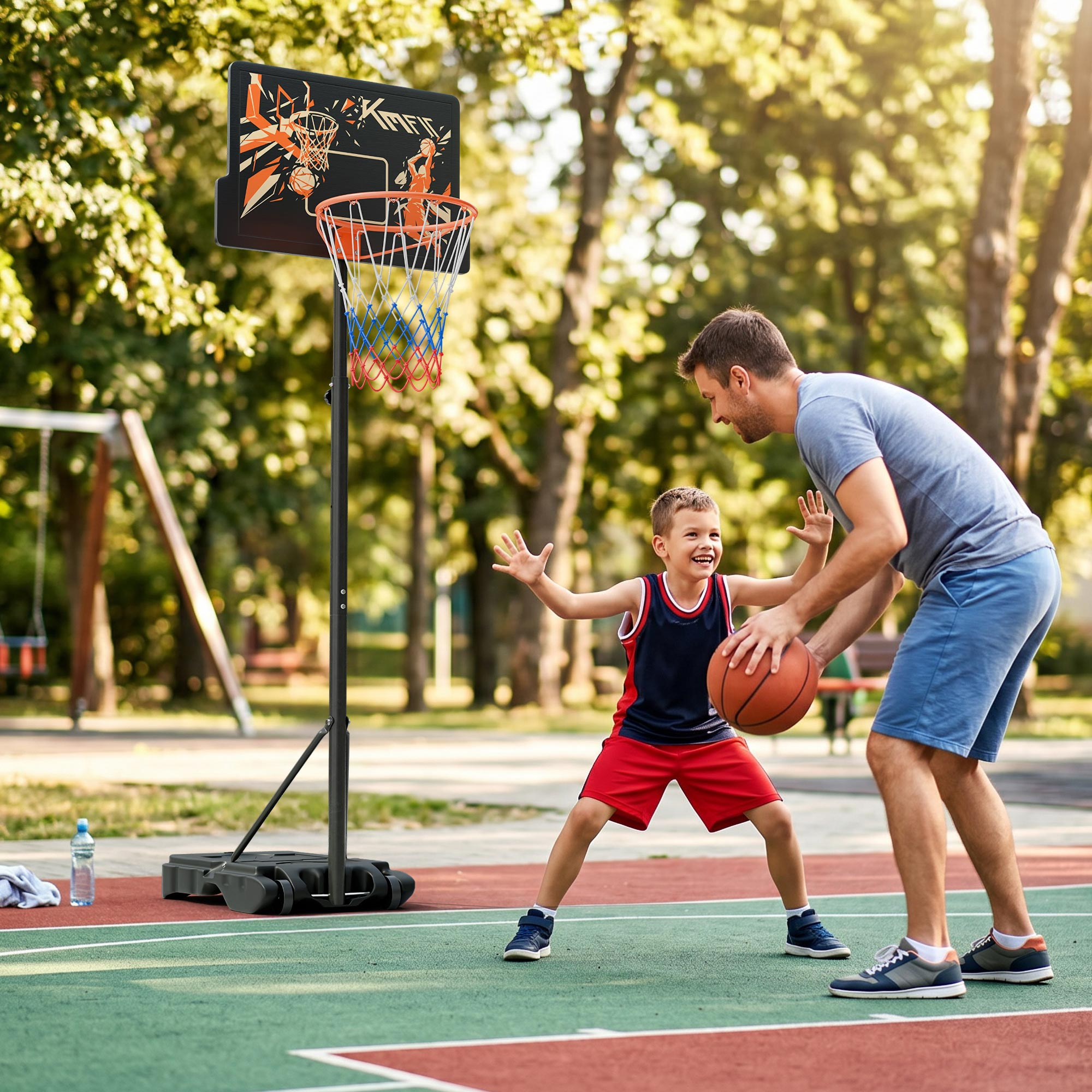 Vater und Sohn spielen Basketball auf einem Freiplatz, mit Bäumen im Hintergrund.