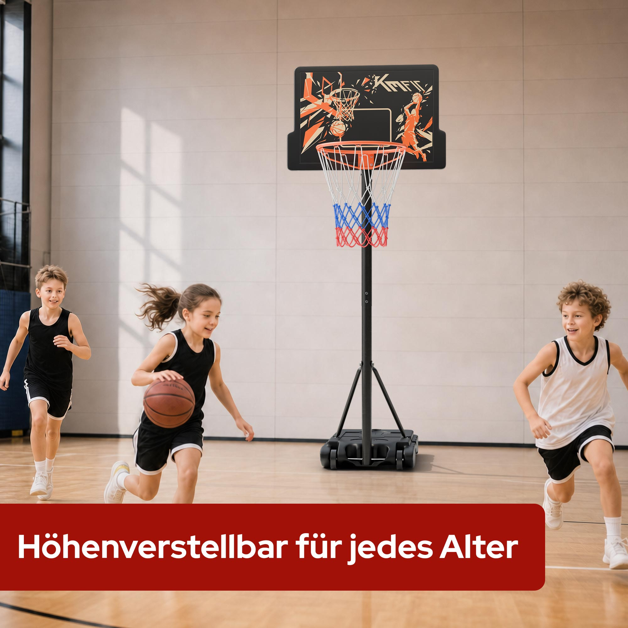 Drei Kinder spielen Basketball in einer Sporthalle mit einem verstellbaren Korb.