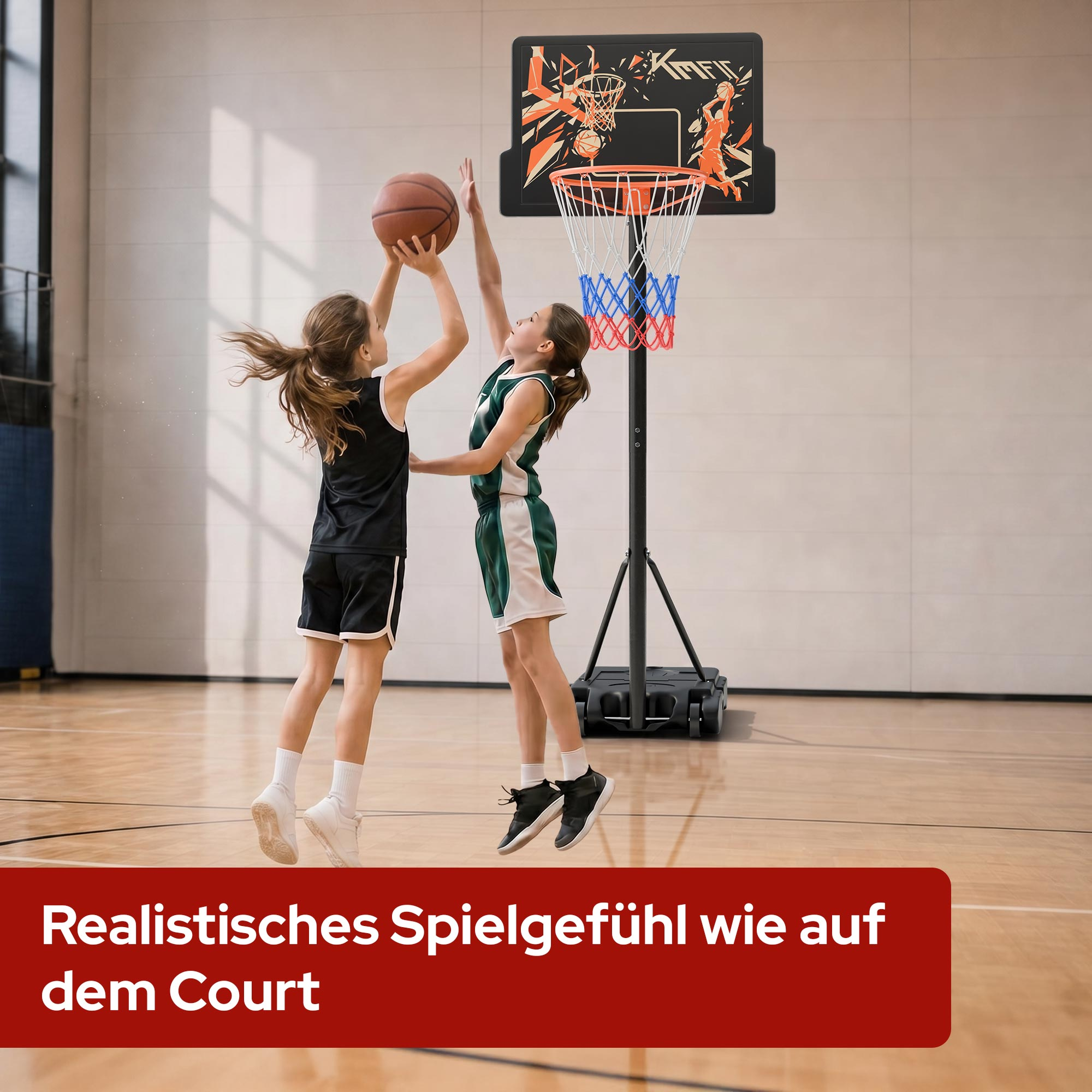 Zwei Mädchen spielen Basketball in einer Halle. Eines wirft den Ball.