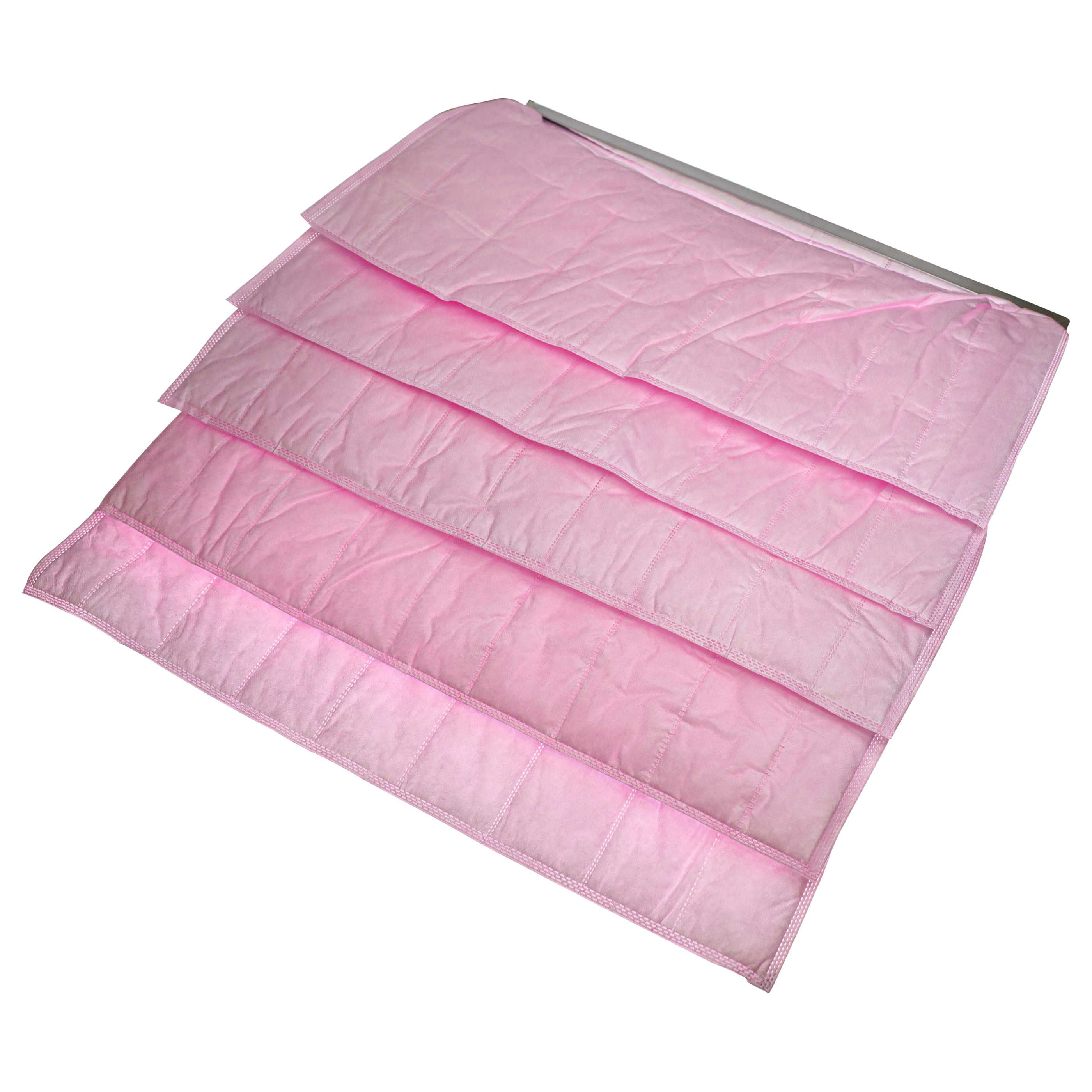 Ein rosa gestepptes Pad mit Metallkante, auf weißem Hintergrund.