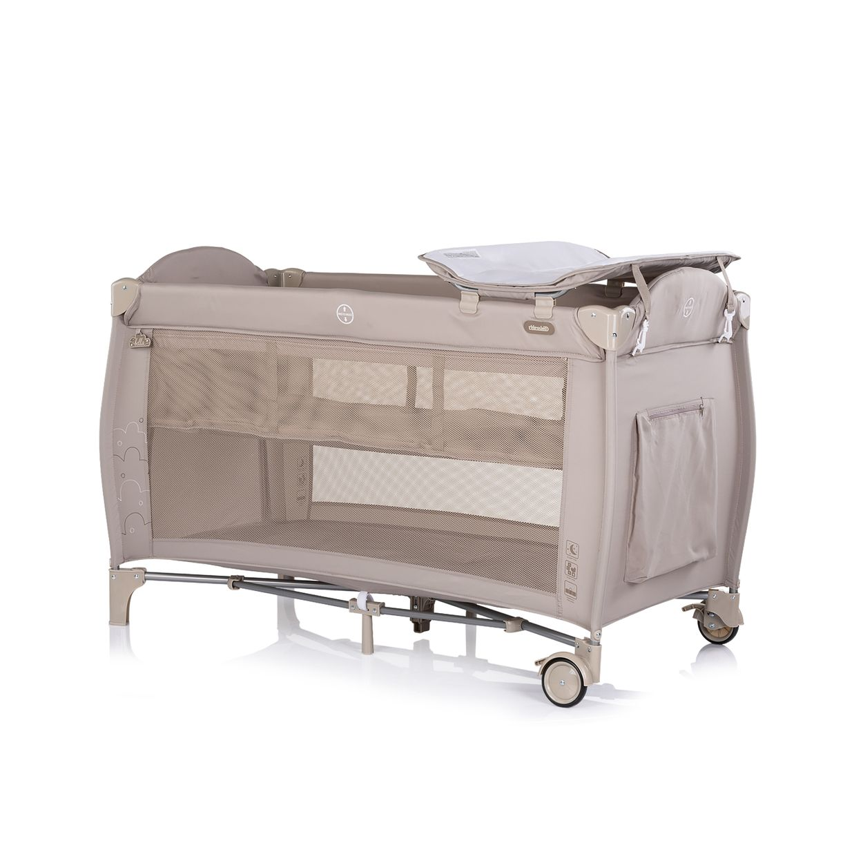 Ein beiger Reisekinderwagen mit Rädern, Netzseiten und einer Wickelauflage.