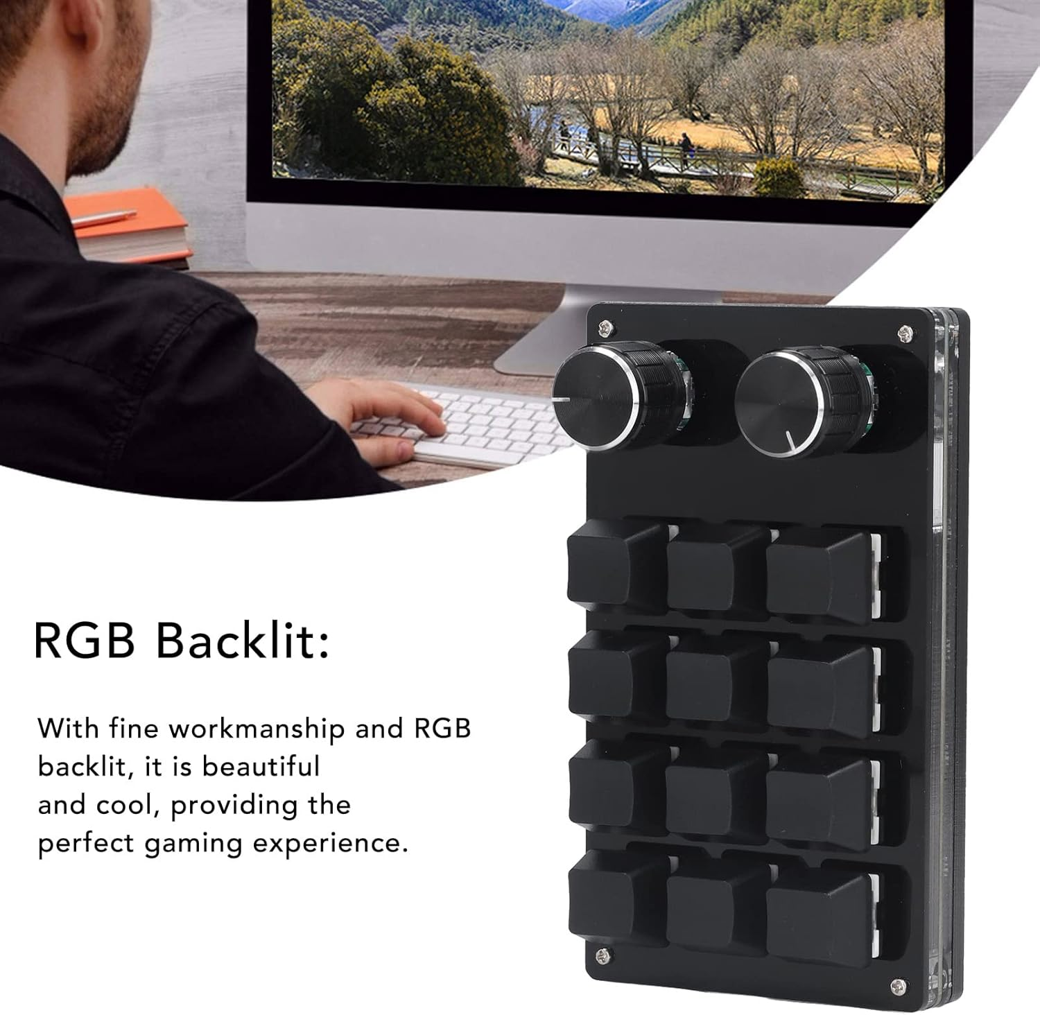 Ein Mann mit schwarzer Kleidung tippt auf einer Tastatur, daneben ein programmierbares Keyboard.