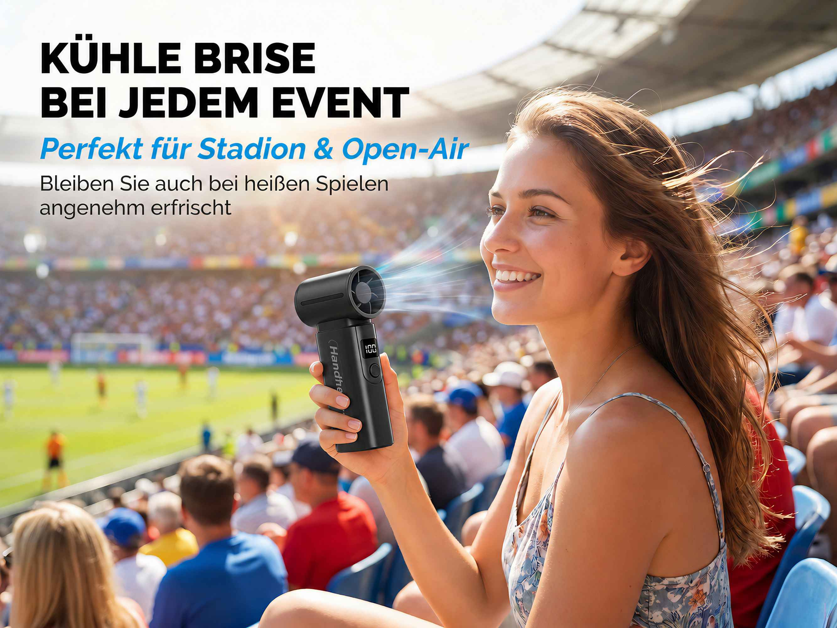 Eine Frau hält einen schwarzen Ventilator in einem Stadion. Luftströme sind sichtbar.