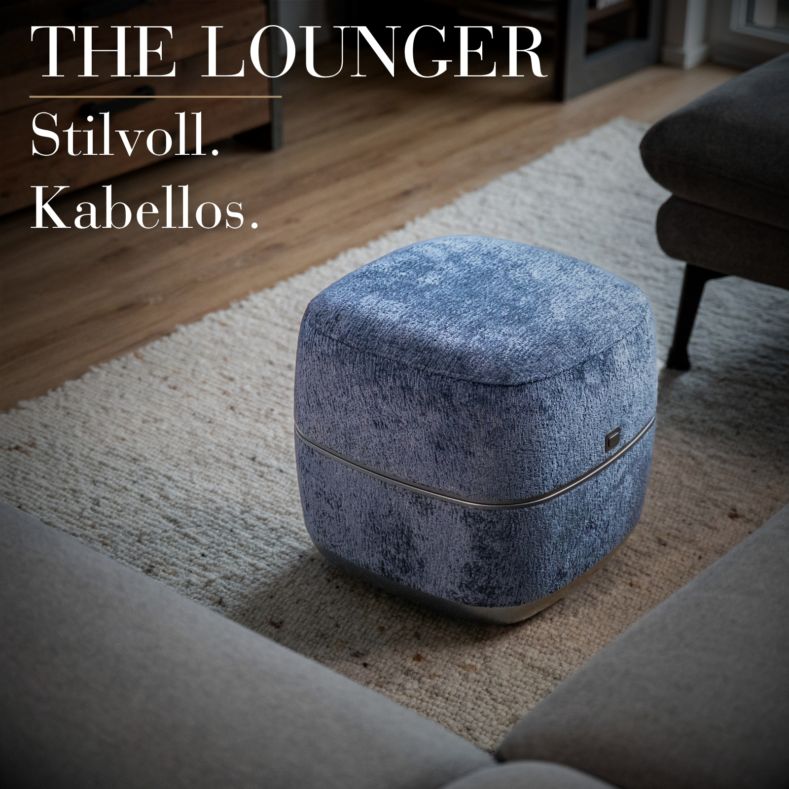 Ein blauer Hocker steht auf einem Teppich neben einem Sofa. Text im Hintergrund.