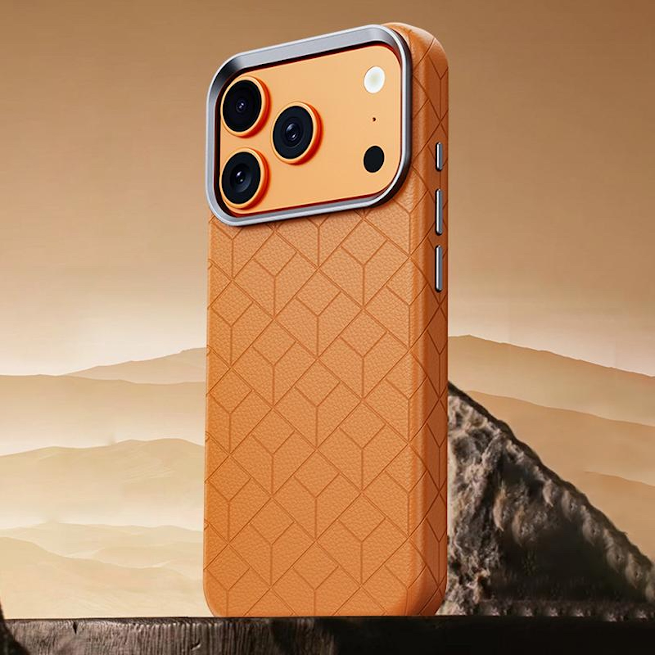 Ein orangefarbenes Handy mit drei Kameras auf einer Holzoberfläche.