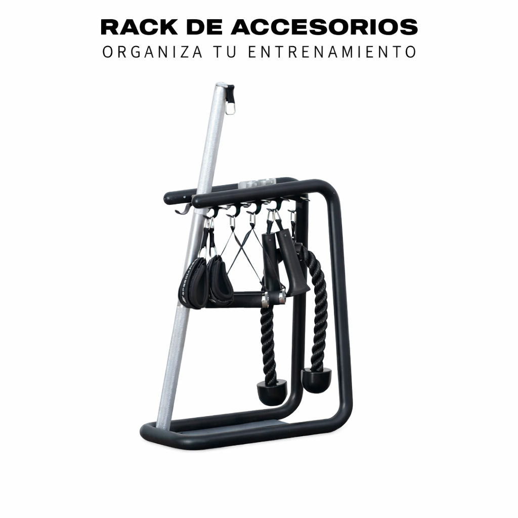 Un soporte negro con accesorios de entrenamiento como cuerdas y mangos.