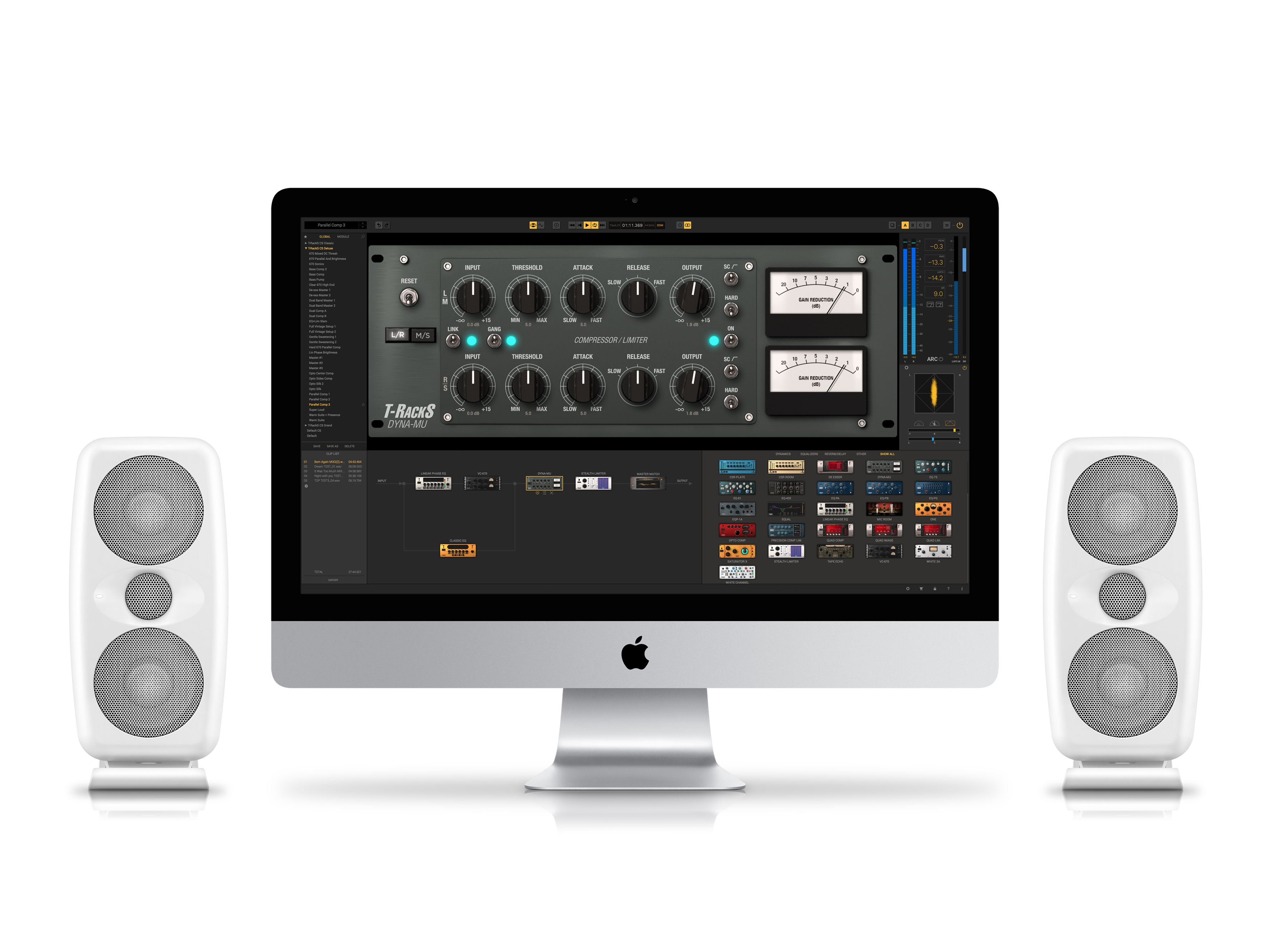 Een iMac met audioapparatuur en twee witte luidsprekers.