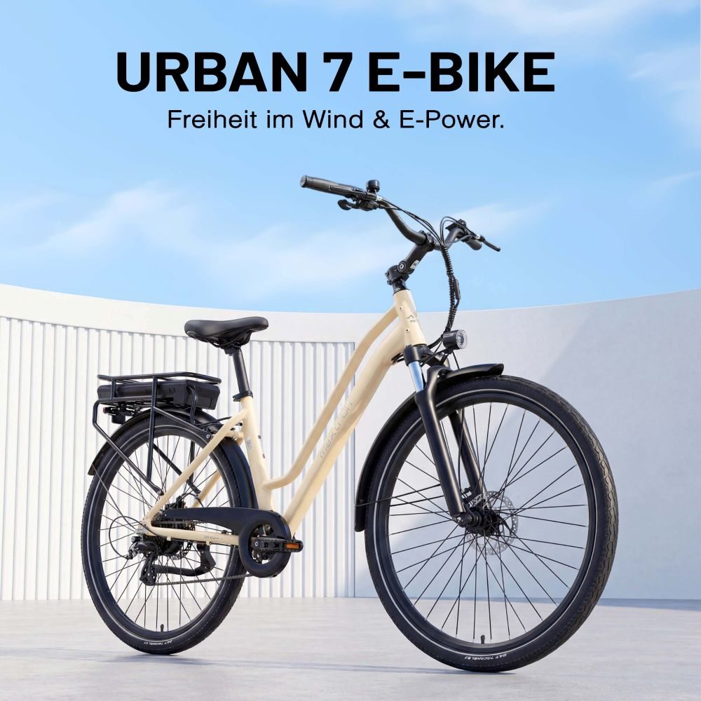 Una e-bike Urban 7 beige con portapacchi e sella neri, su cielo blu.