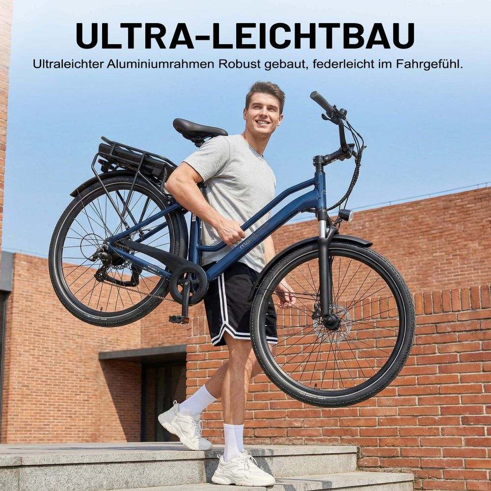 Uomo porta bicicletta blu su scale, muro di mattoni sullo sfondo.