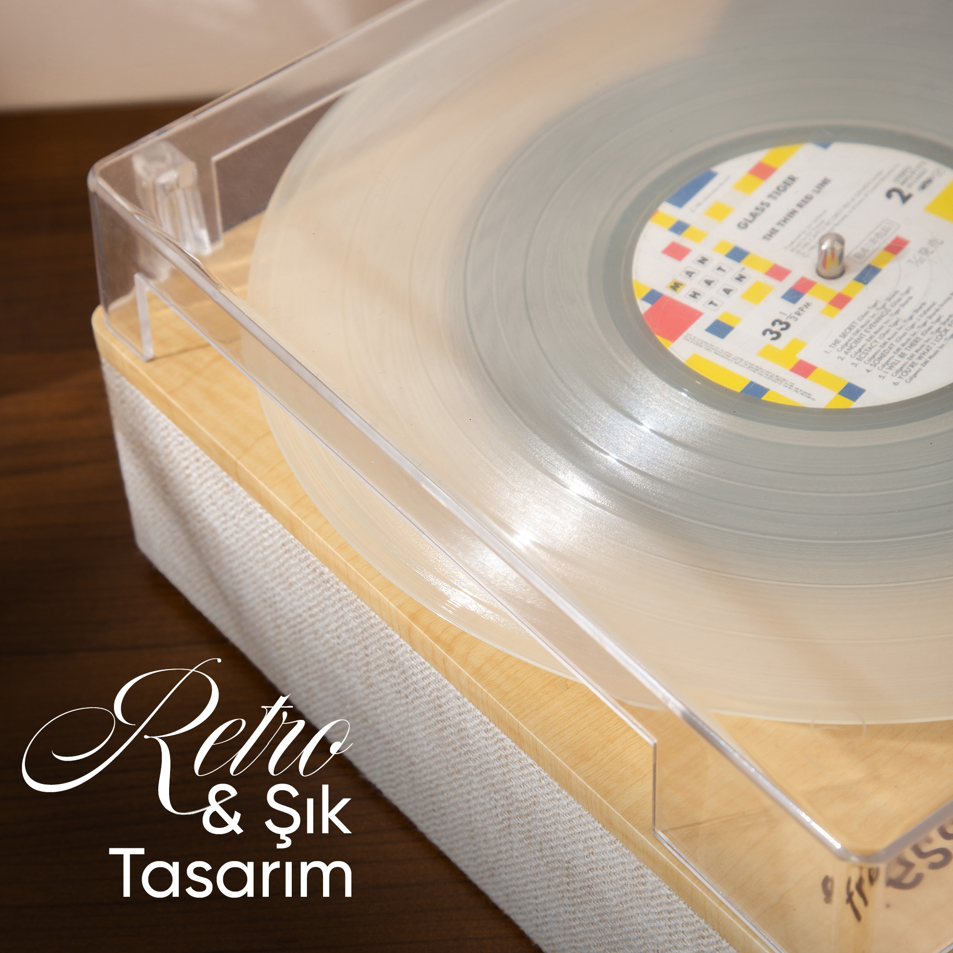 Şeffaf plaklı pikap, Retro & Șık Tasarim yazısı.
