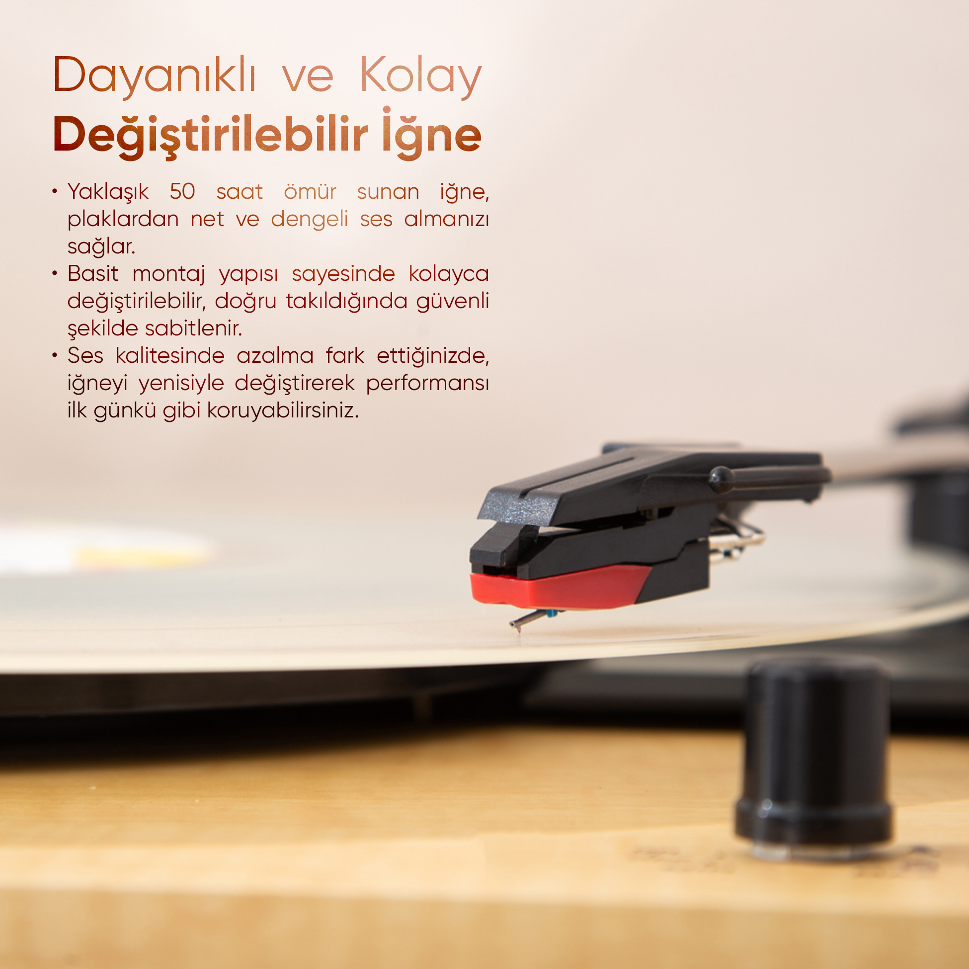 Kırmızı ve siyah renkli pikap iğnesi bir plağın üzerinde.