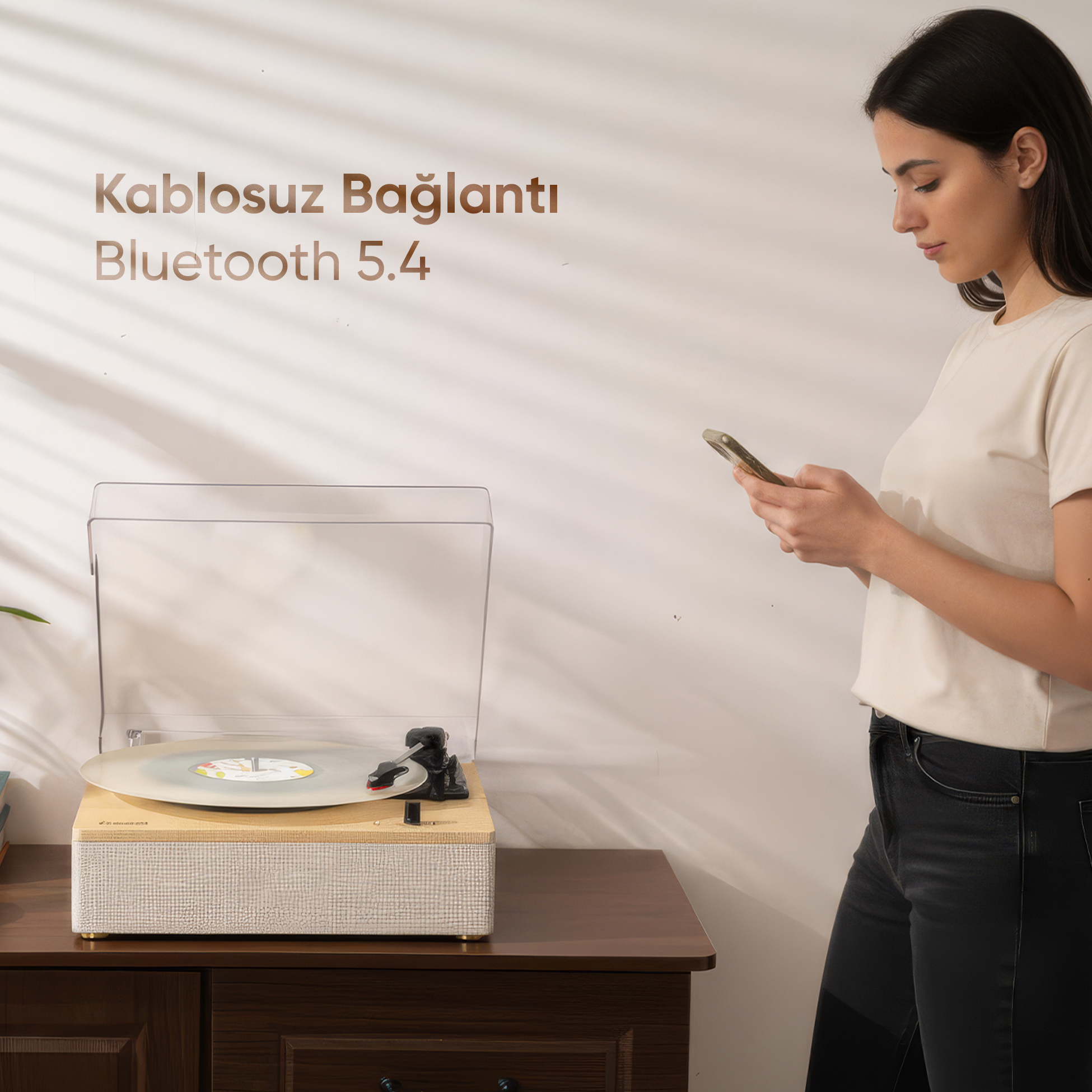 Kadın telefonla pikap yanında. Kablosuz bağlantı Bluetooth 5.4.