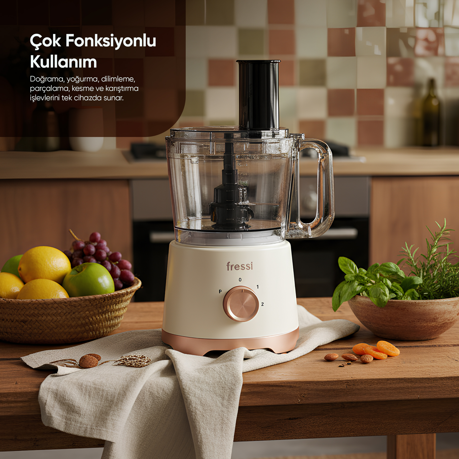 Gül altın rengi vurgulara sahip krem rengi mutfak robotu ahşap masada.