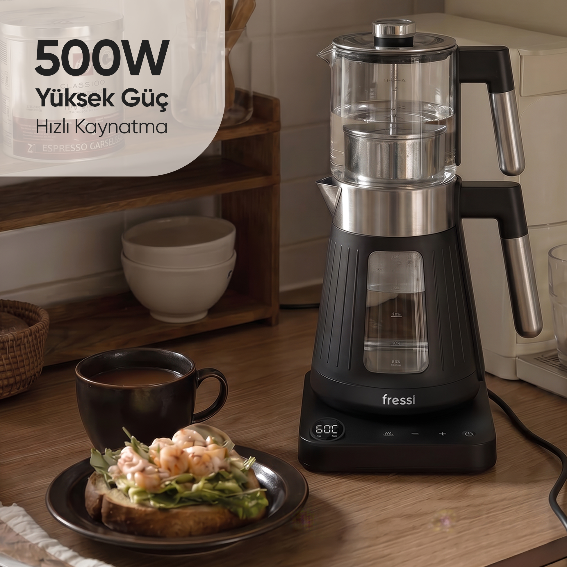 Modern cam üstlü su ısıtıcısı, bir fincan kahve ve sandviçin yanında duruyor.