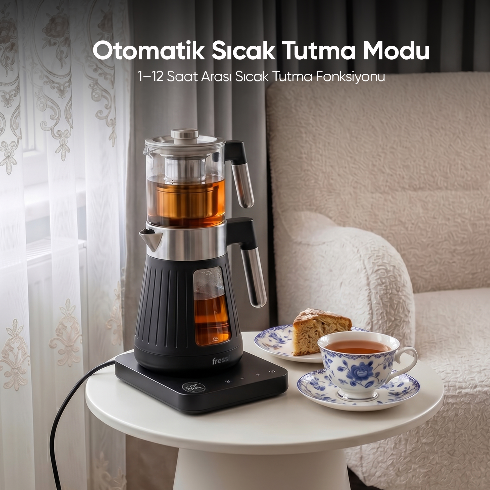 Modern siyah demlik, yanında çay fincanı ve pasta.