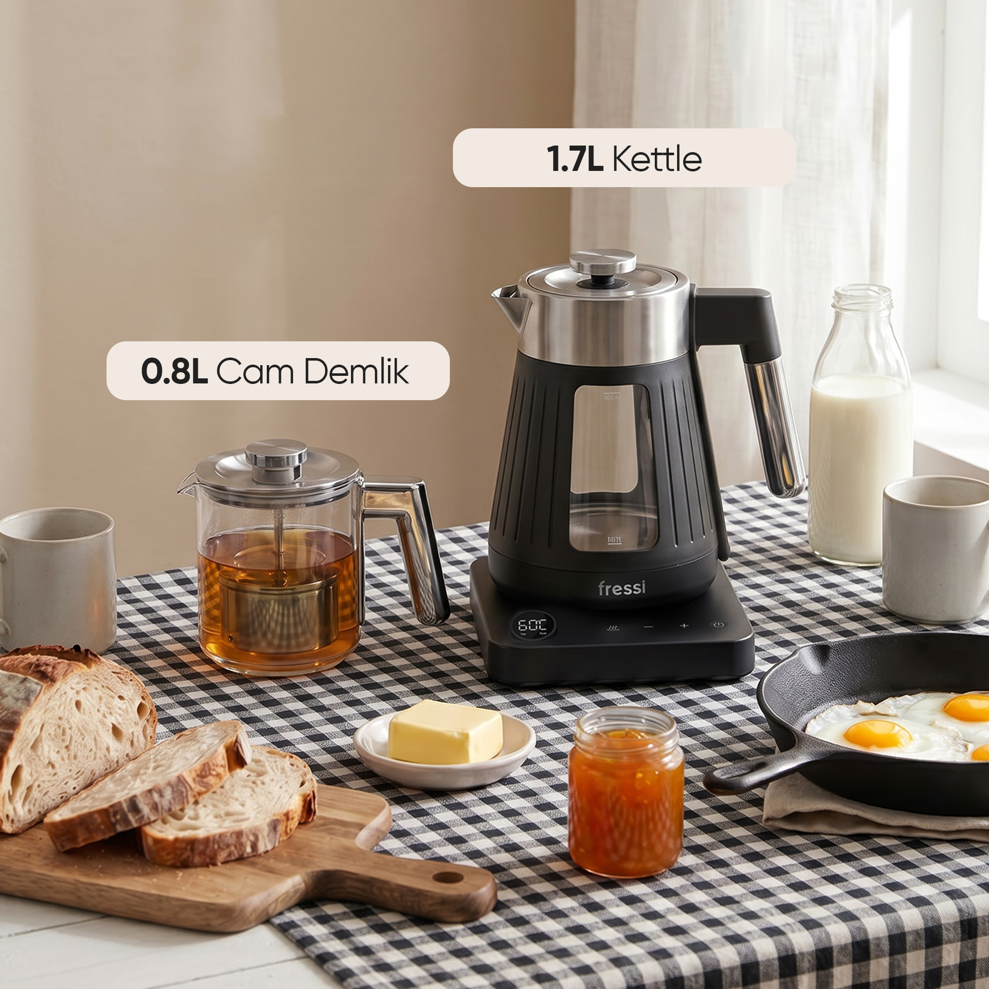Kettle, çaydanlık, ekmek, tereyağı, reçel, yumurta ve süt ile kahvaltı sofrası.