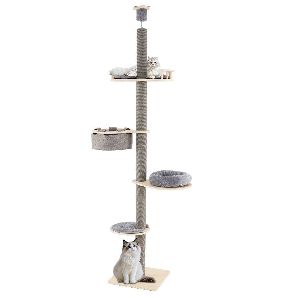 Un arbre à chat gris et haut avec plusieurs niveaux, deux chats, l'un sur un perchoir, l'autre sur la base.