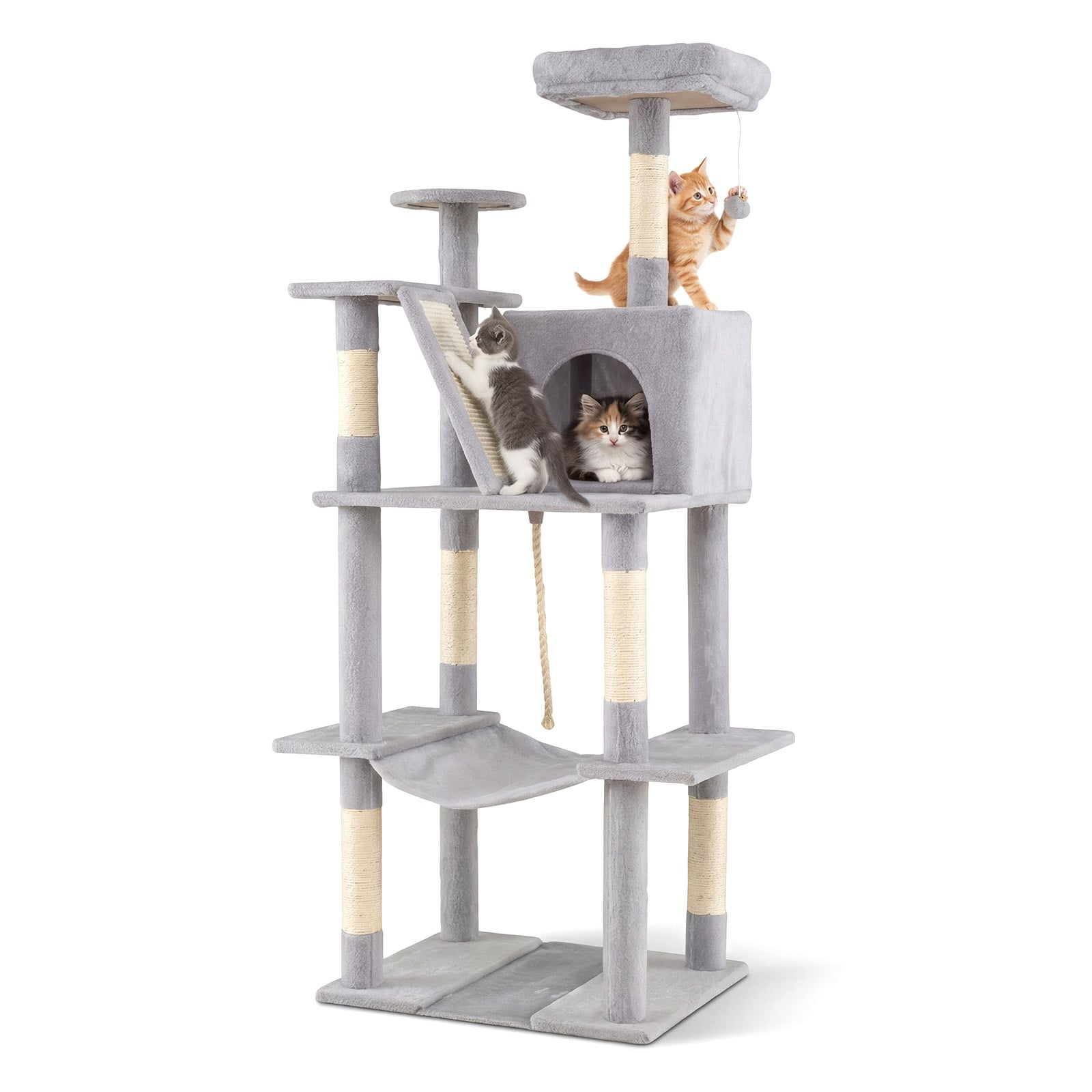Een grijze krabpaal met drie katten. Een oranje kat speelt, een andere klimt, een zit in een hol.