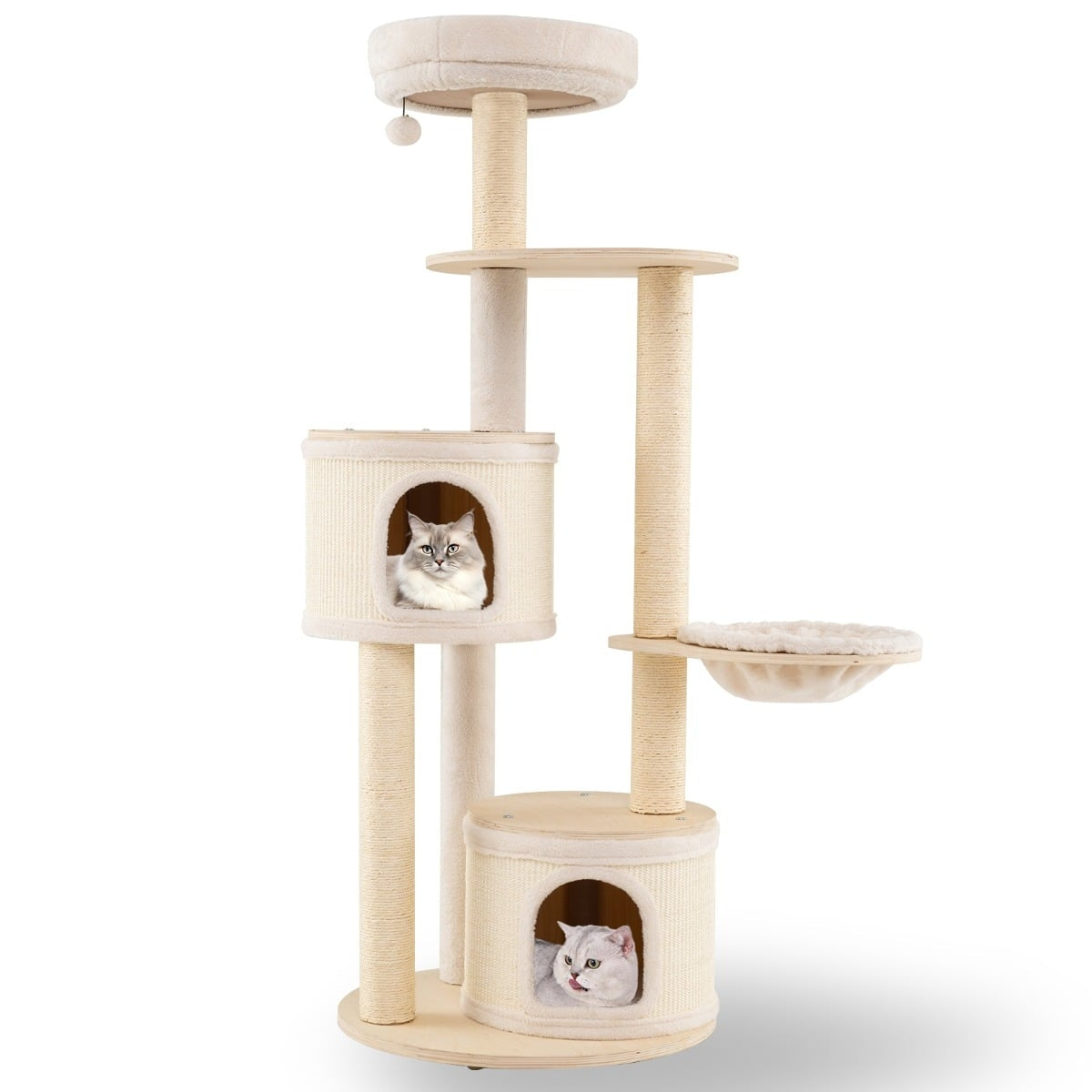 Een beige krabpaal met twee katten binnenin en een hangende bal.