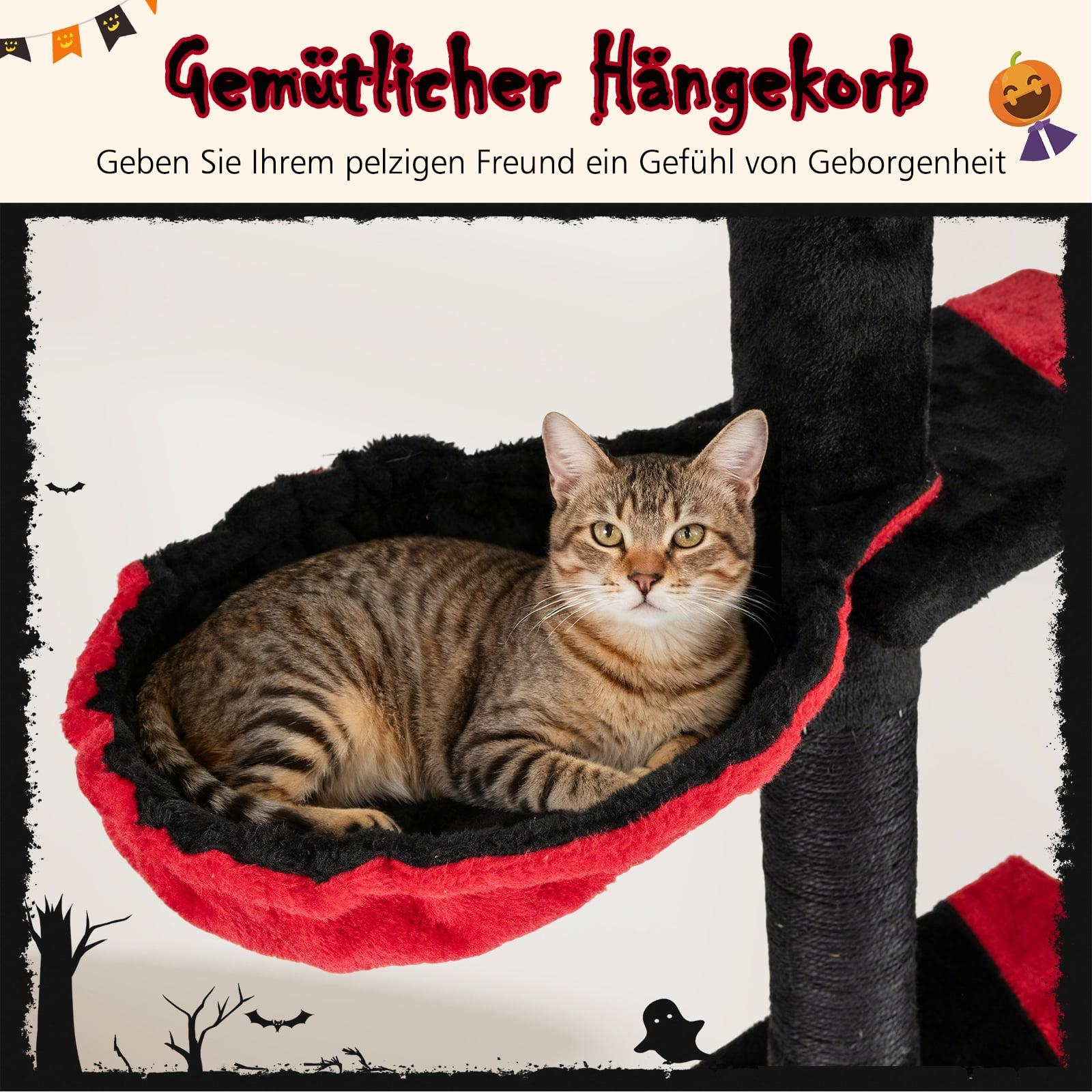Un chat tigré repose dans un panier suspendu rouge et noir sur un arbre à chat.