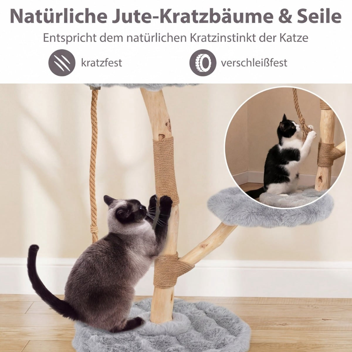 Deux chats grimpent sur un arbre à chat en bois et jute avec des plateformes en peluche grise.