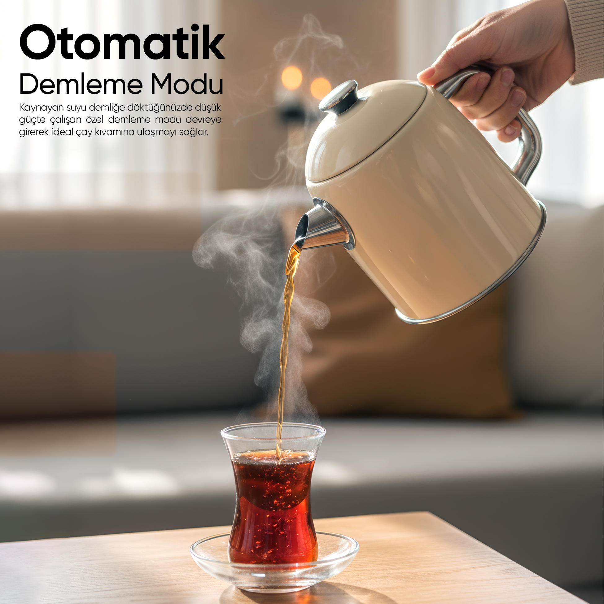 Bir el, krem rengi bir su ısıtıcısından bir bardak çaya sıcak su döküyor.
