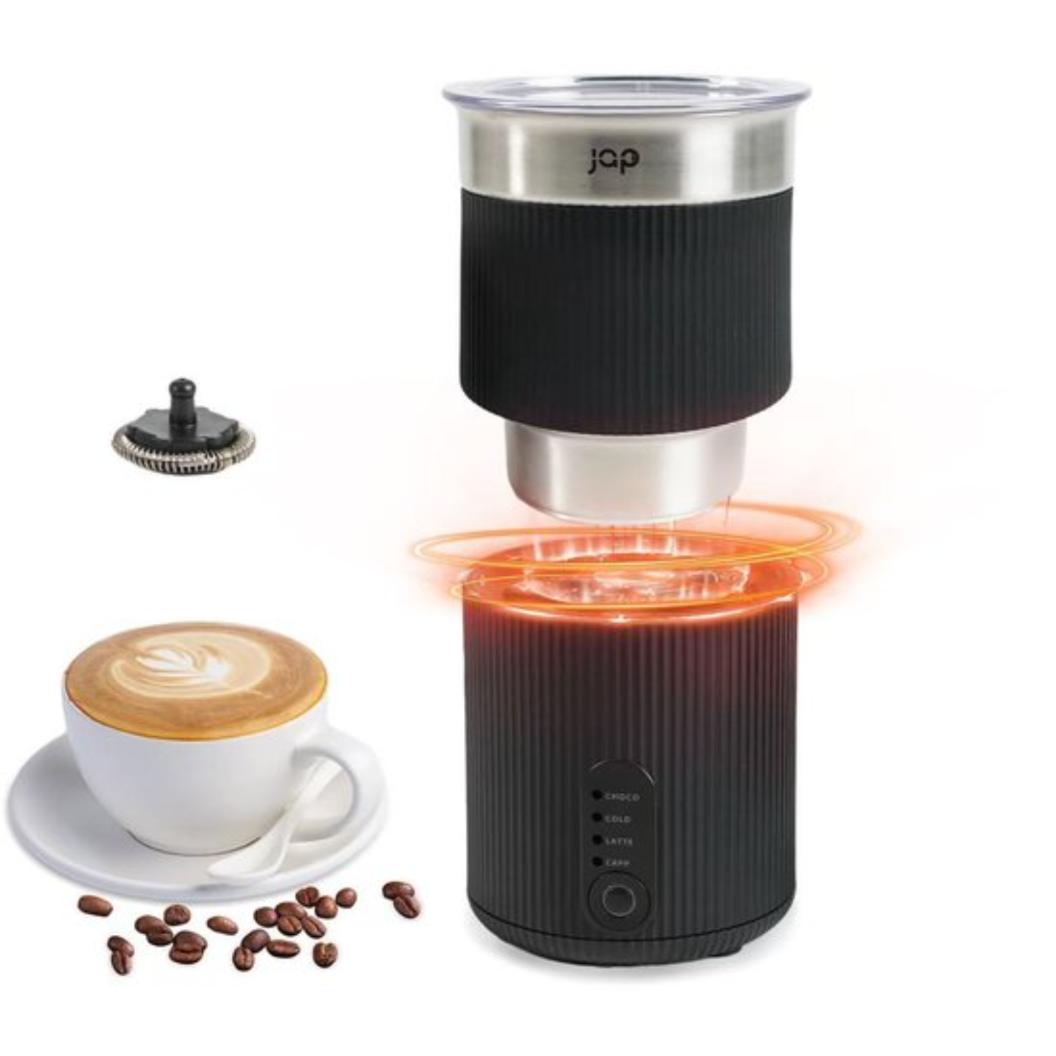 Een melkopschuimer met een zilveren bovenkant en zwarte greep naast een kopje cappuccino.